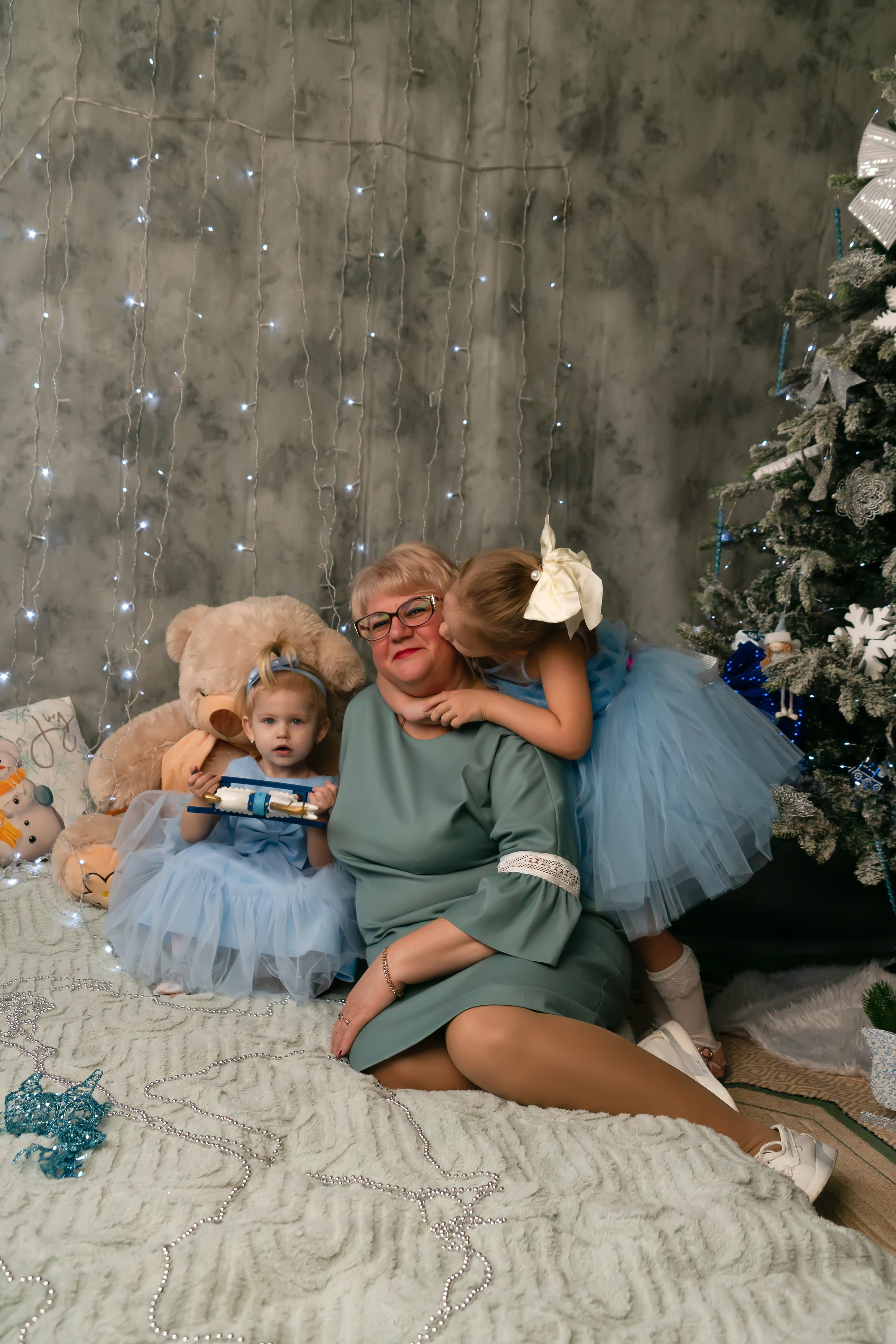 Бабушка и 2 сестренки- Новый год. Семейный и детский фотограф Тула Ясногорск Тульская область Надежда Кукушкина