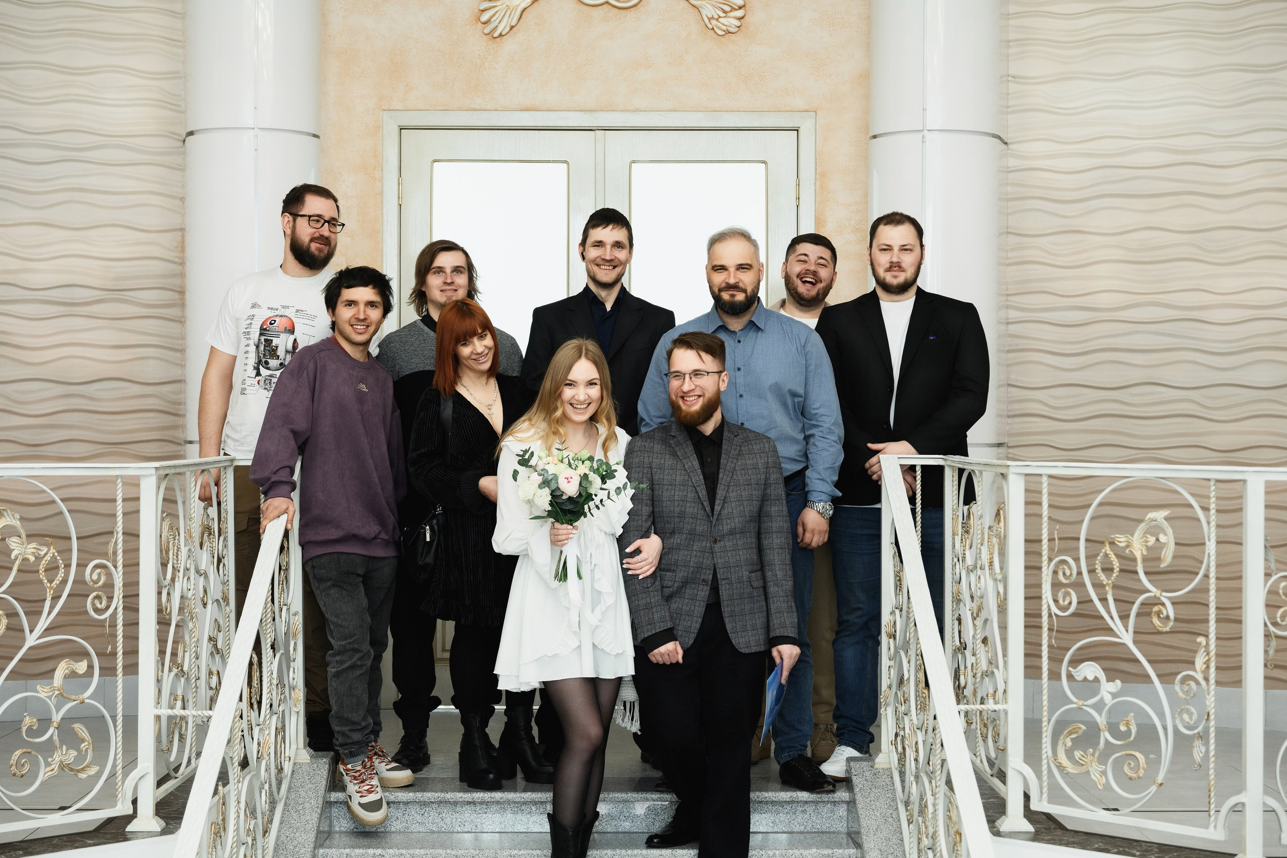 Свадебная фотосъемка в ЗАГСе в Петропавловске-Камчатском, Романтическая прогулочная фотосессия молодоженов в Петропавловске-Камчатском, Кадры церемонии бракосочетания и живые эмоции на природе, Красивые свадебные фотографии в городском и природном антураже, Стоимость профессиональной съемки свадьбы в Петропавловске-Камчатском.