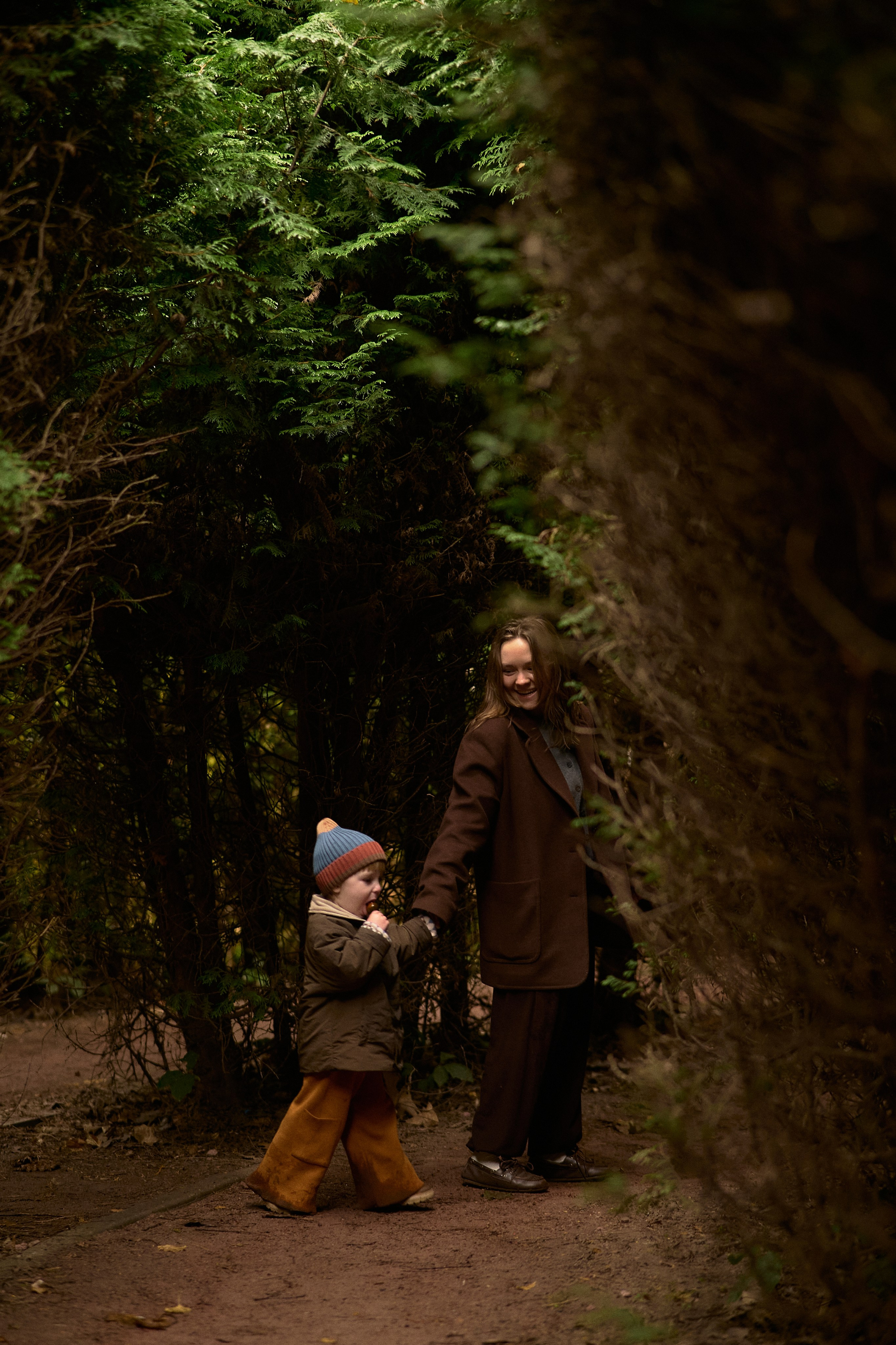 Света и Илюша под дождём. Семейный и свадебный lifestyle-фотограф в Москве Мария Петрова