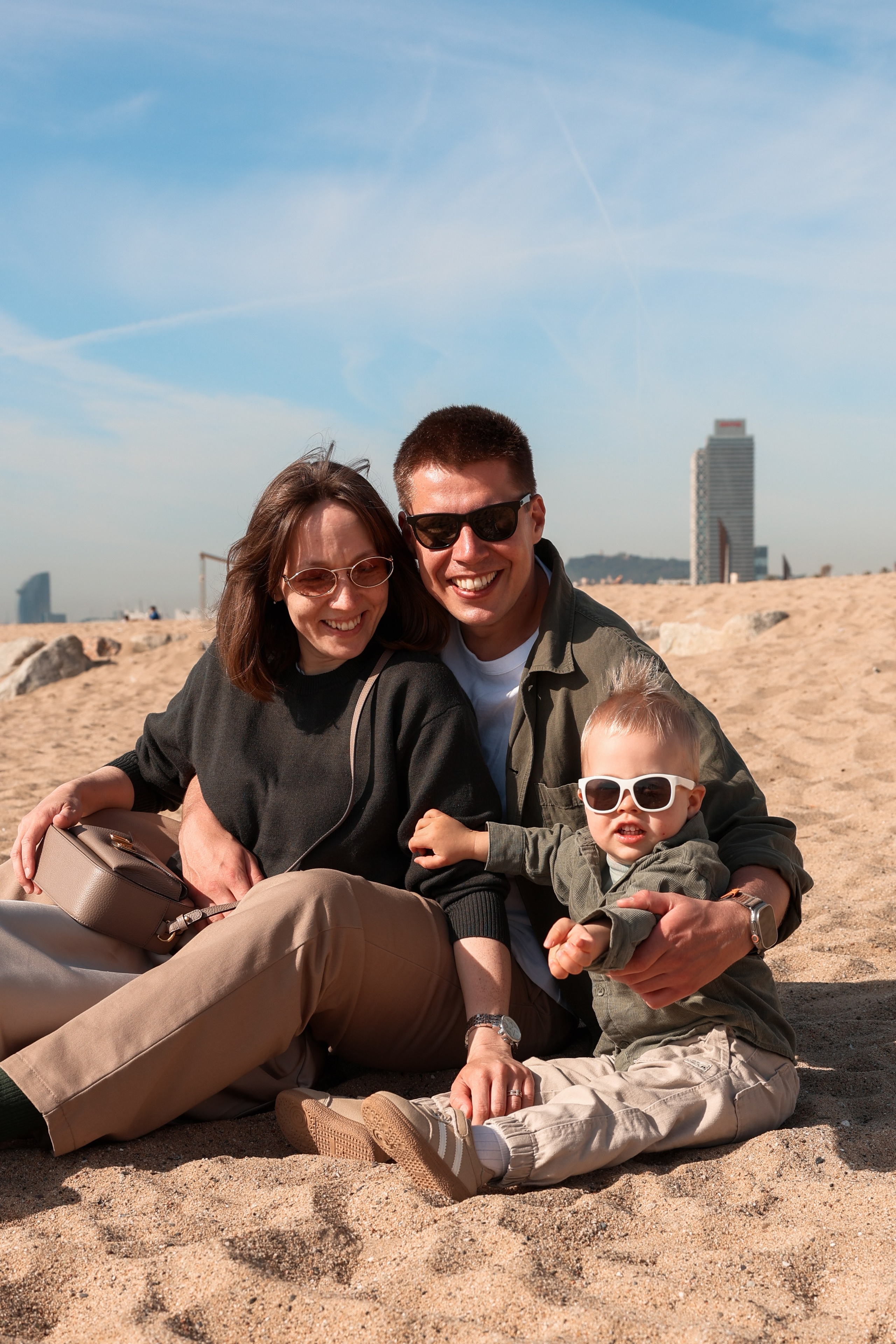 Seashore with a toddler. Natalia Zhuravleva|family, newborn, maternity photographer in Barcelona