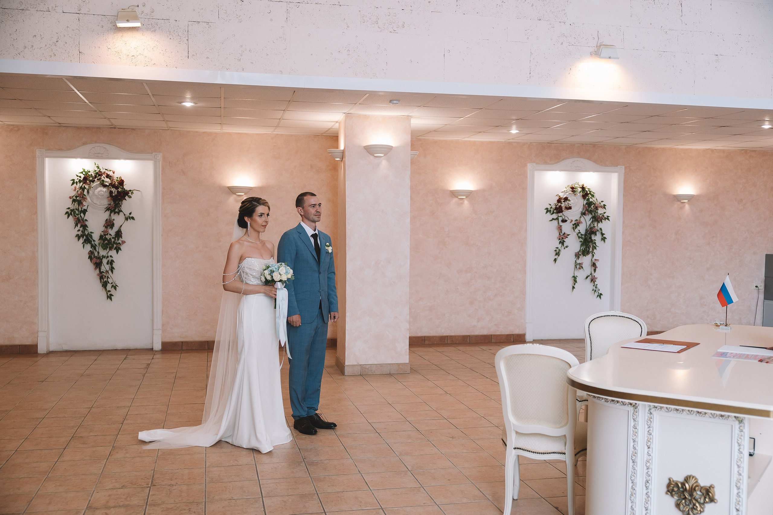 Свадебная фотосессия с росписью в ЗАГСе Видное и фотосессией с машиной. Свадебный фотограф в Москве — Оскар Гелманов