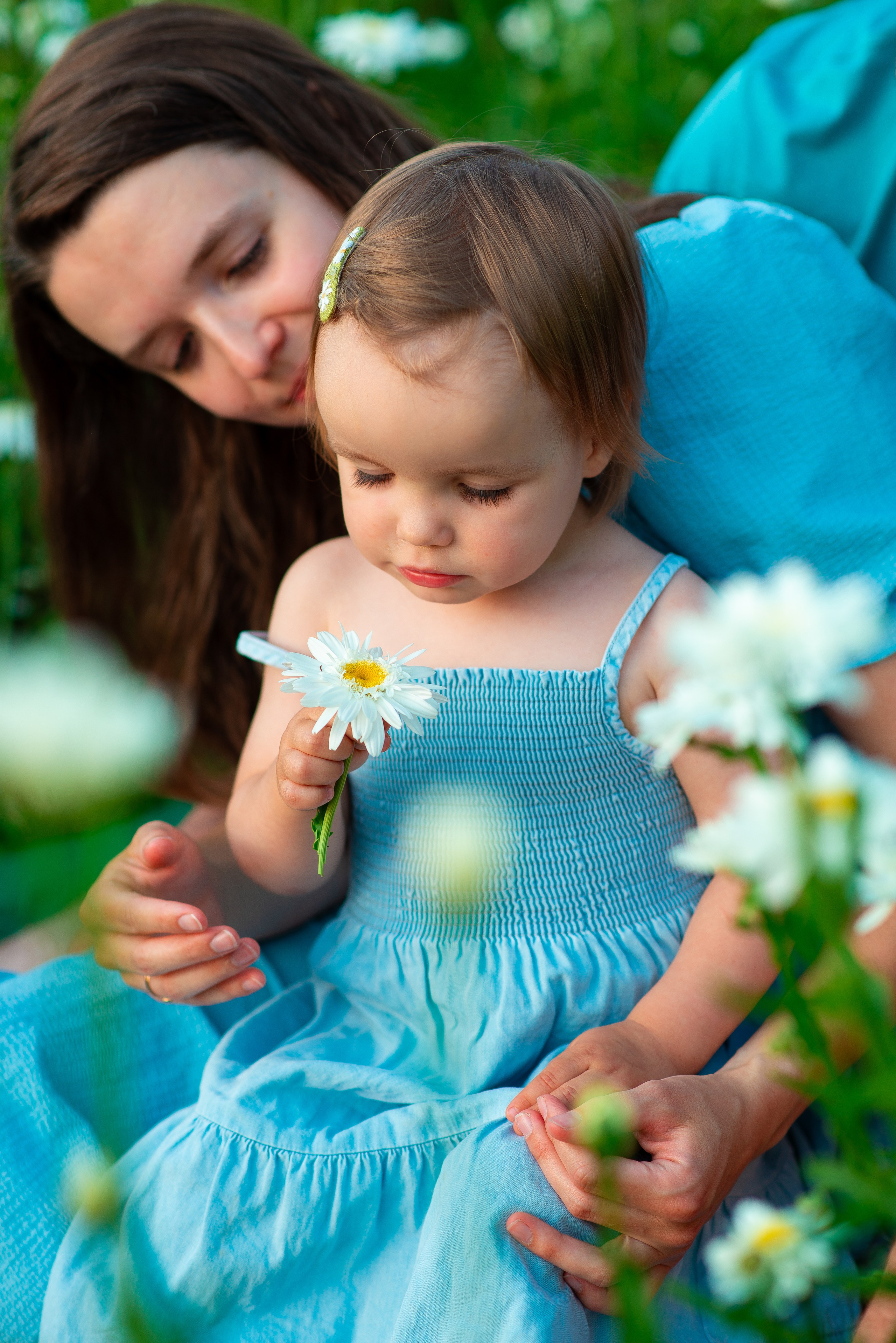 Вероника с семьей в ромашках. Семейный фотограф на выписку из роддома и крещение Минск Настя Гришук