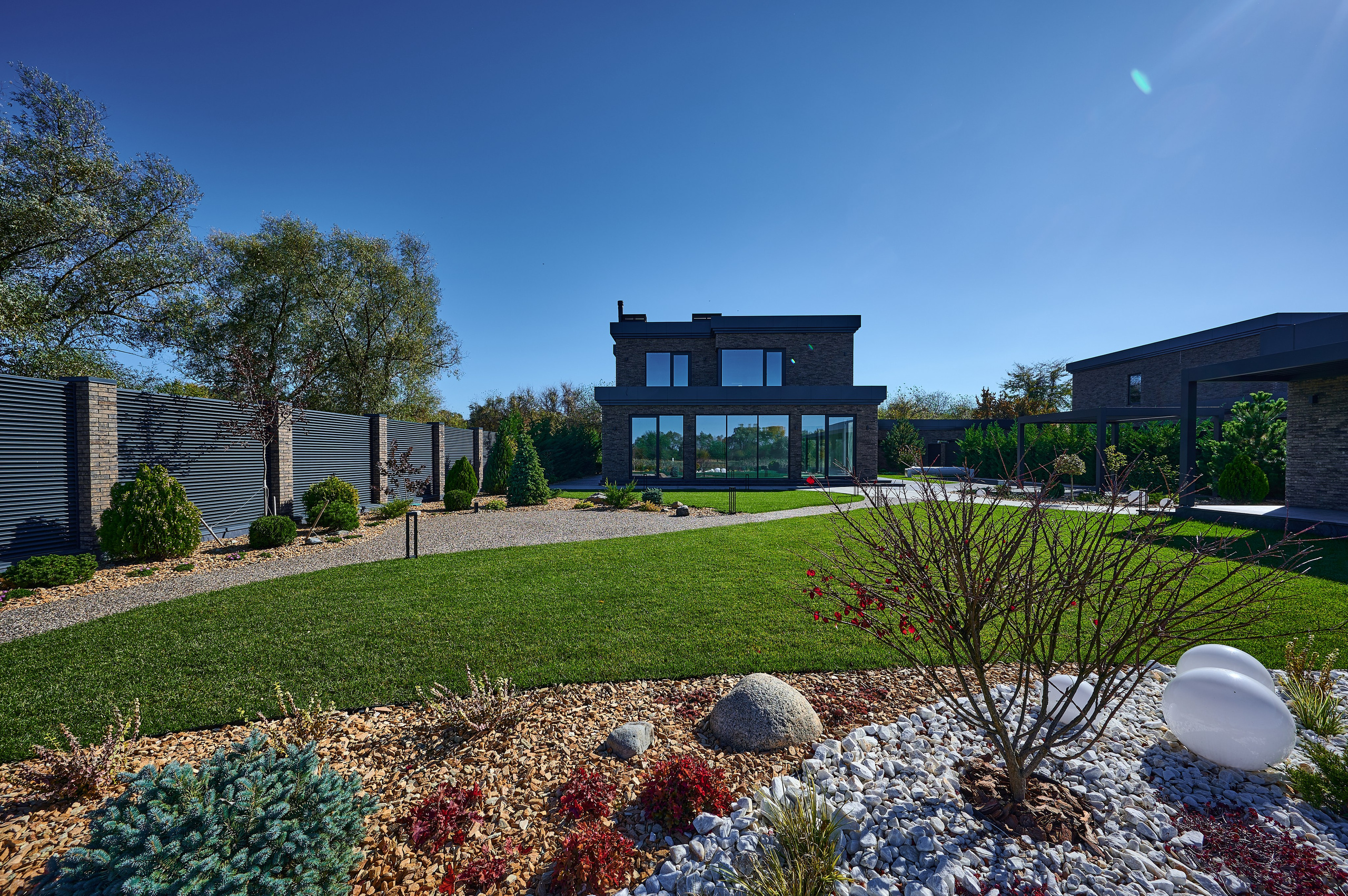 газон  дорожка из камней 