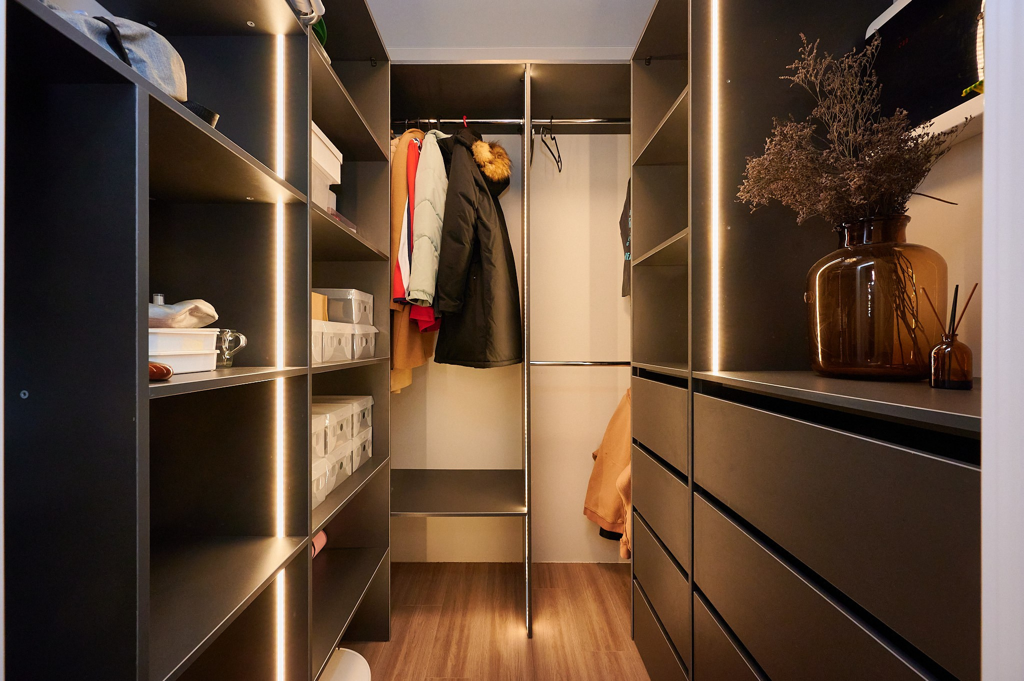 гардеробная черная 