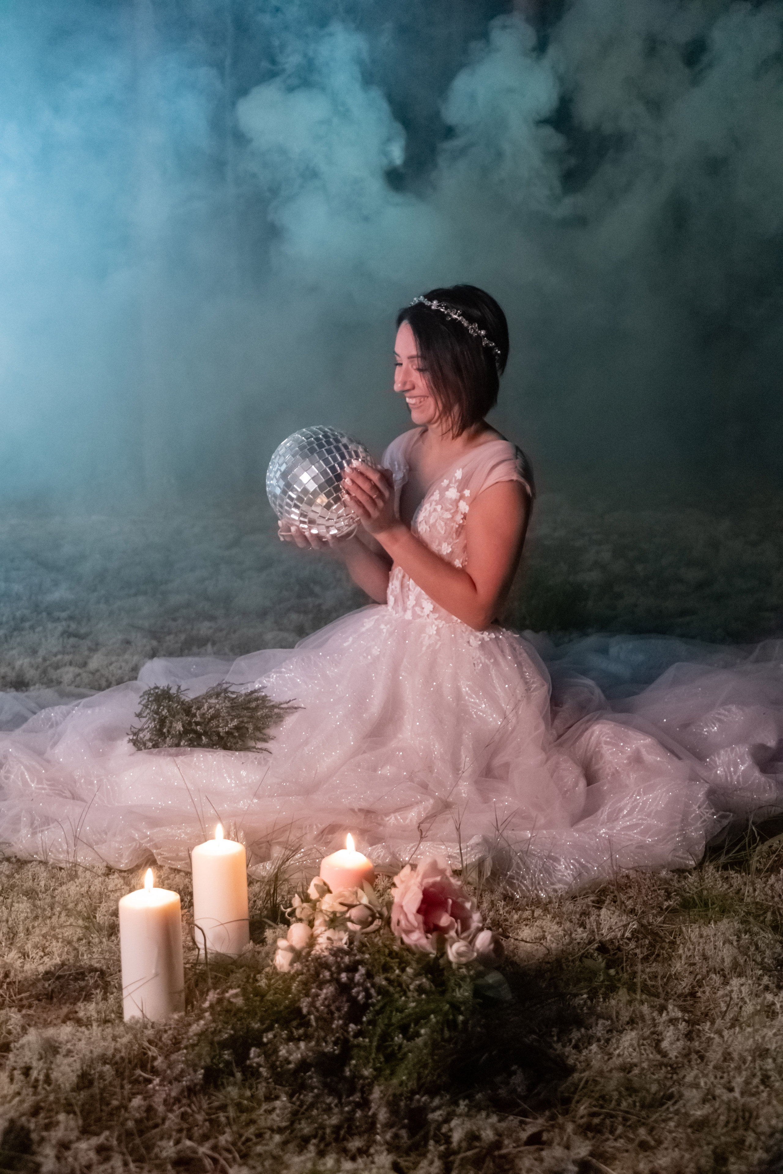 Фотосессия в лесу с дымом и цветным светом. Коммерческий фотограф Андрей Тремасов