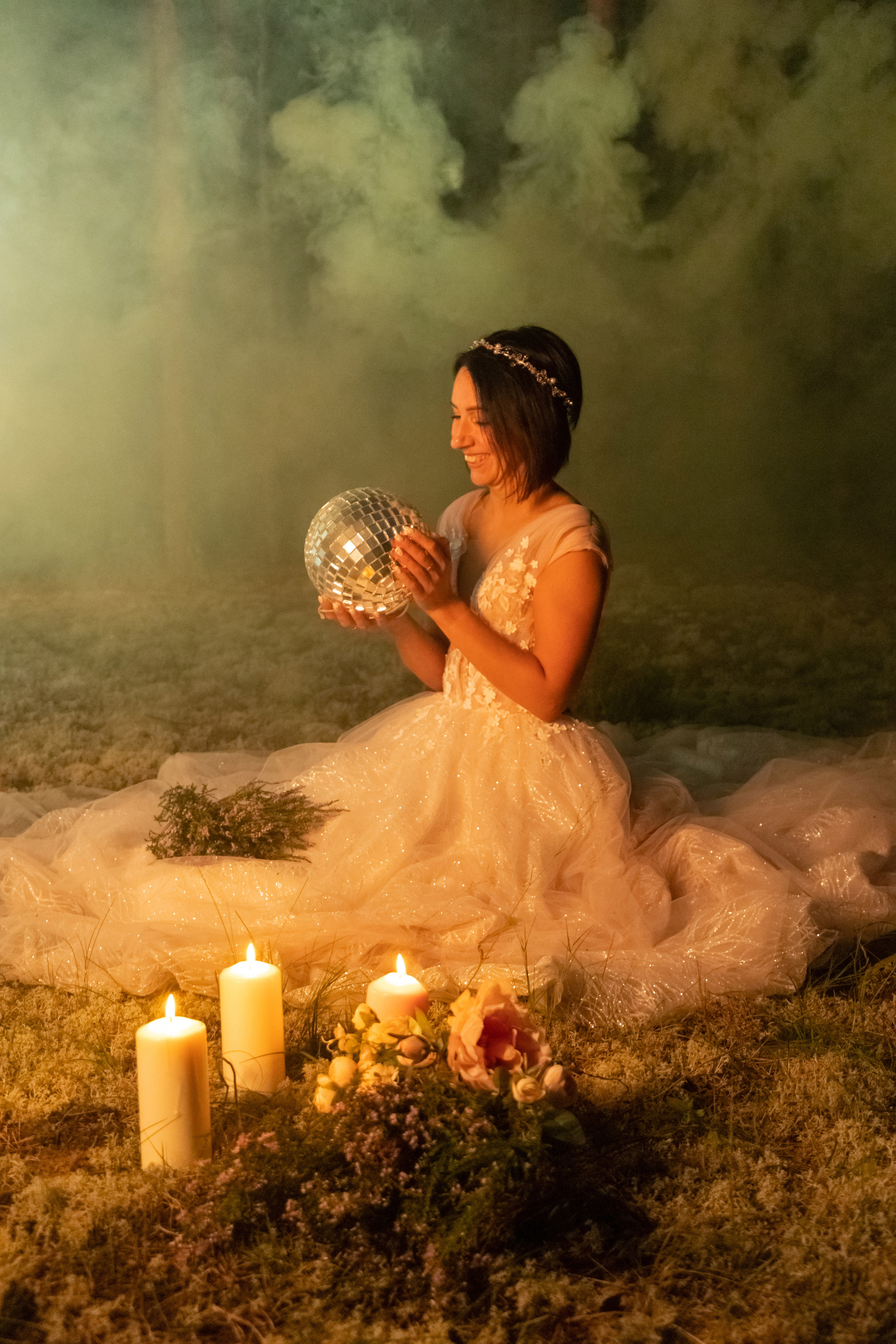 Фотосессия в лесу с дымом и цветным светом. Коммерческий фотограф Андрей Тремасов