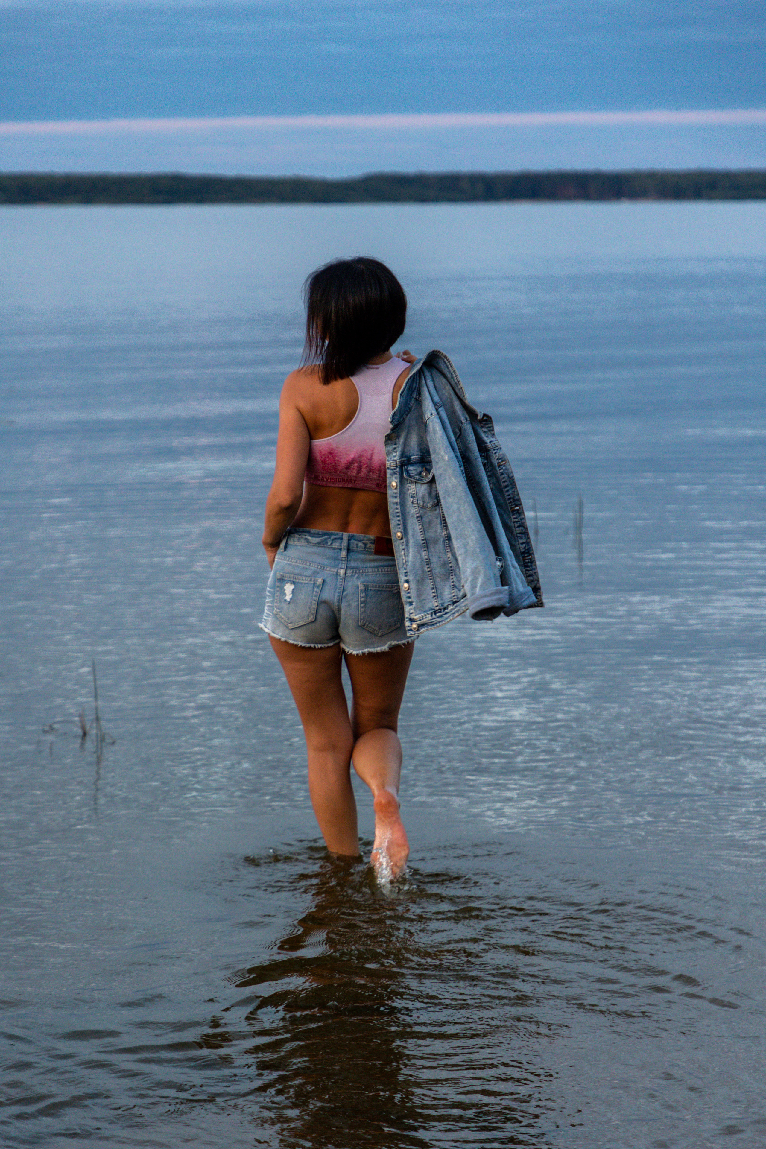 Фотосессия в лесу с дымом и цветным светом. Коммерческий фотограф Андрей Тремасов