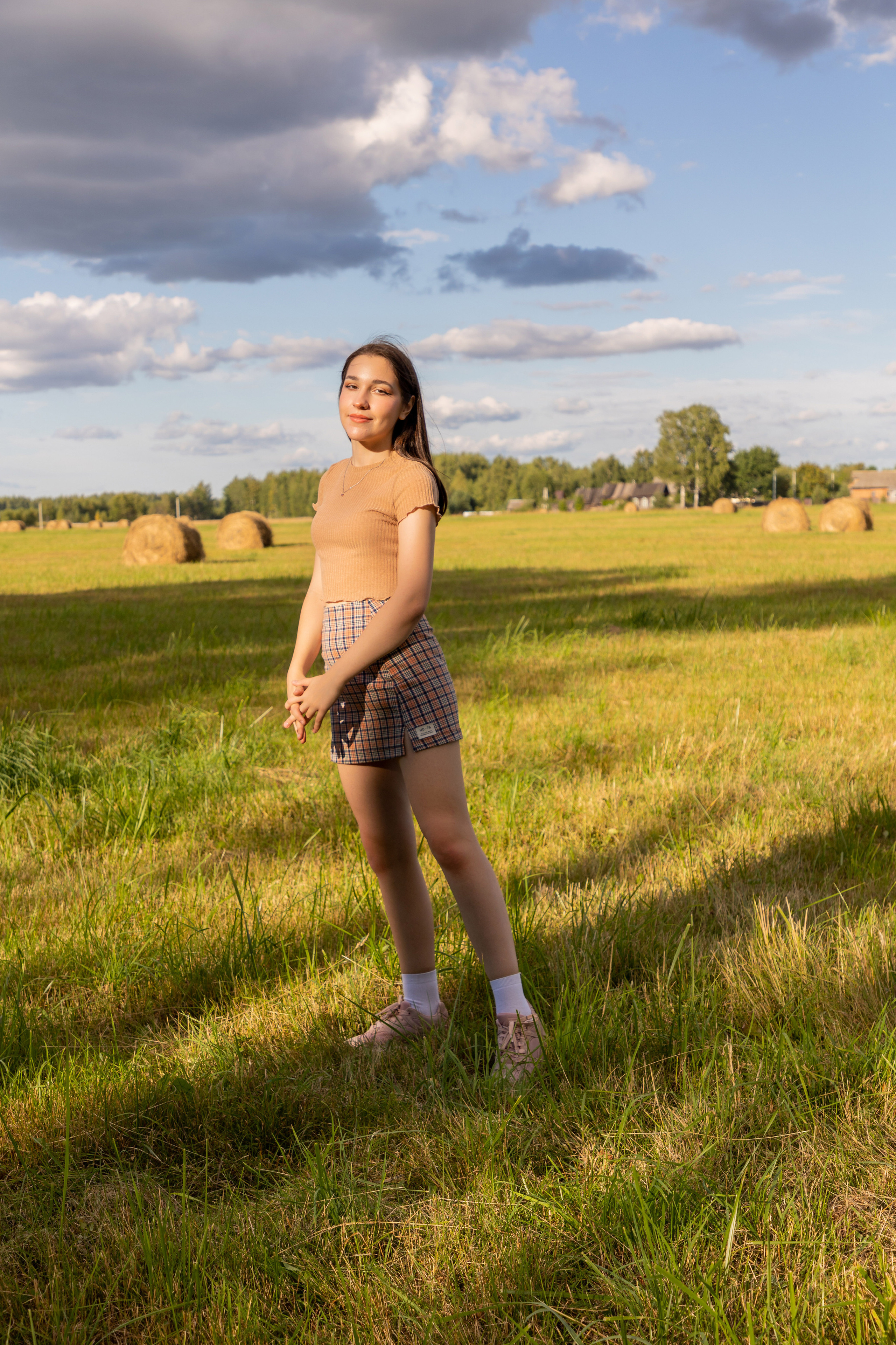 Летняя фотосессия на поле с сеном. Коммерческий фотограф Андрей Тремасов