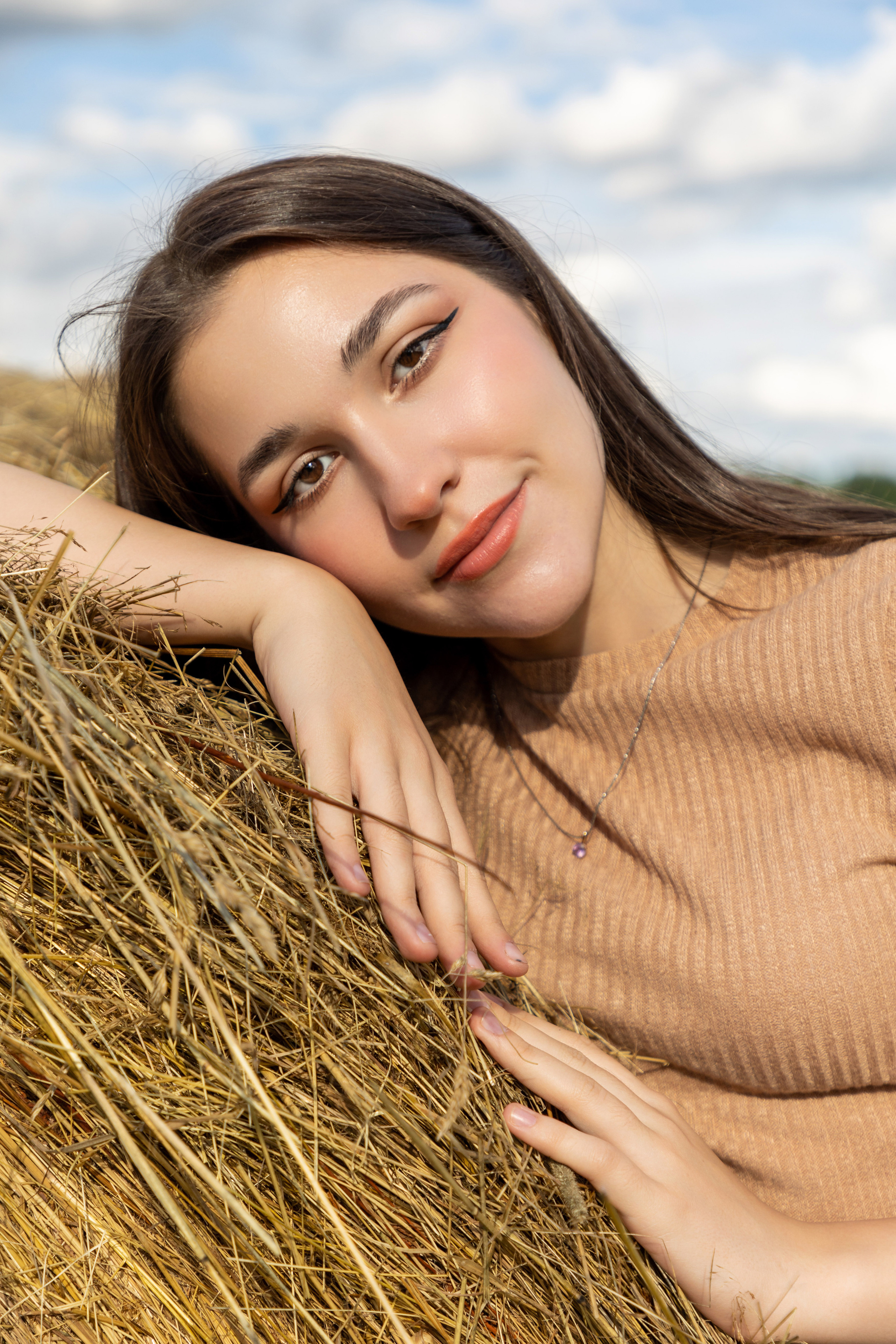 Летняя фотосессия на поле с сеном. Коммерческий фотограф Андрей Тремасов