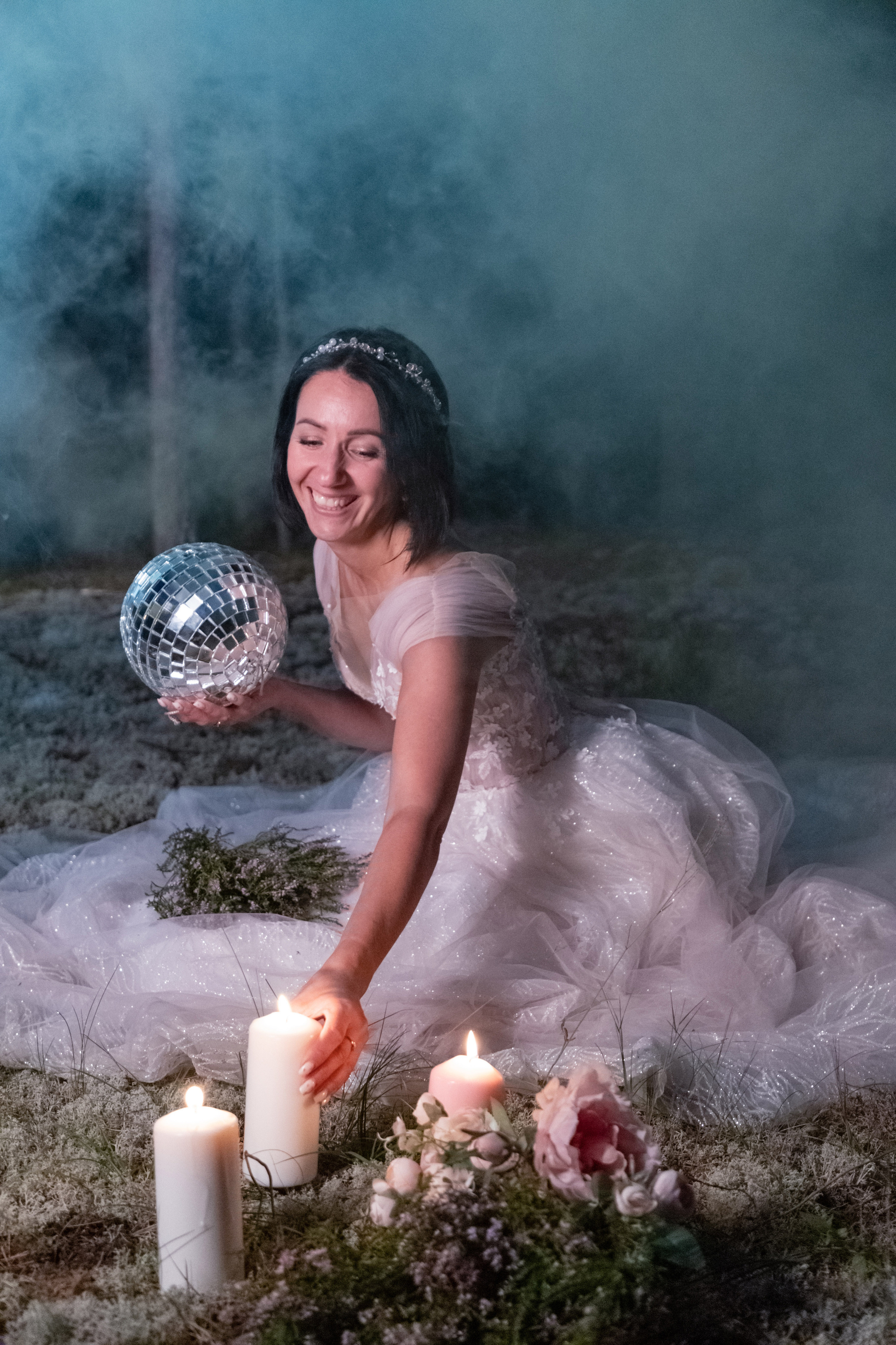 Фотосессия в лесу с дымом и цветным светом. Коммерческий фотограф Андрей Тремасов