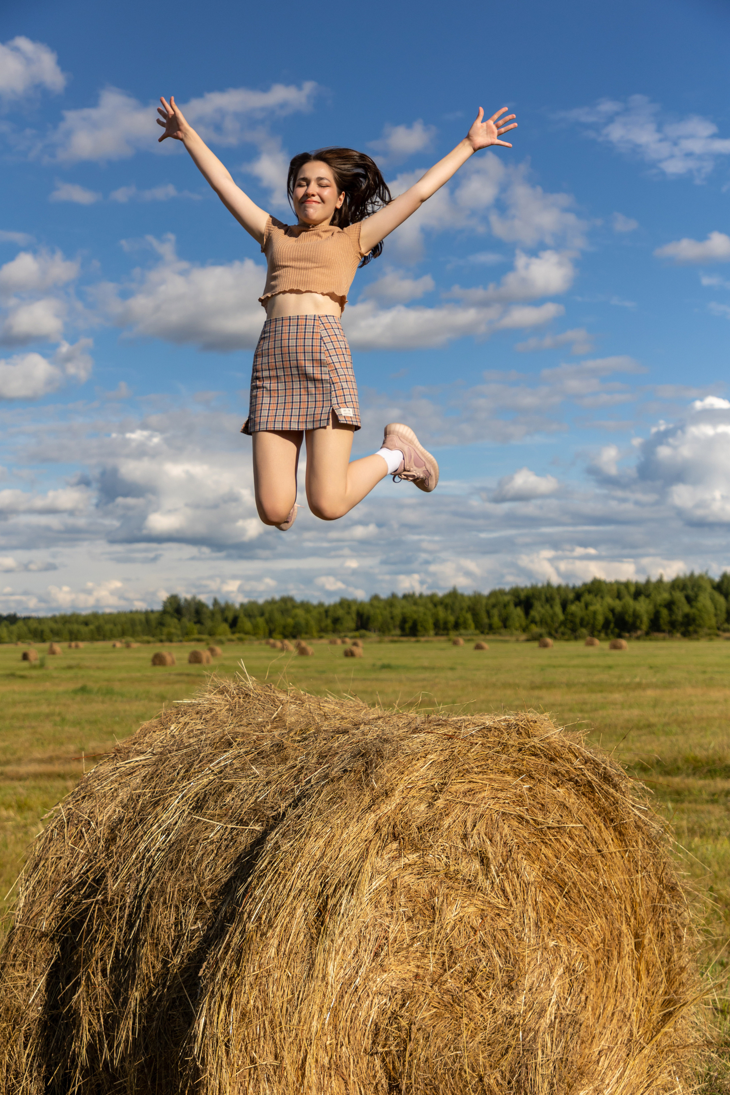 Летняя фотосессия на поле с сеном. Коммерческий фотограф Андрей Тремасов