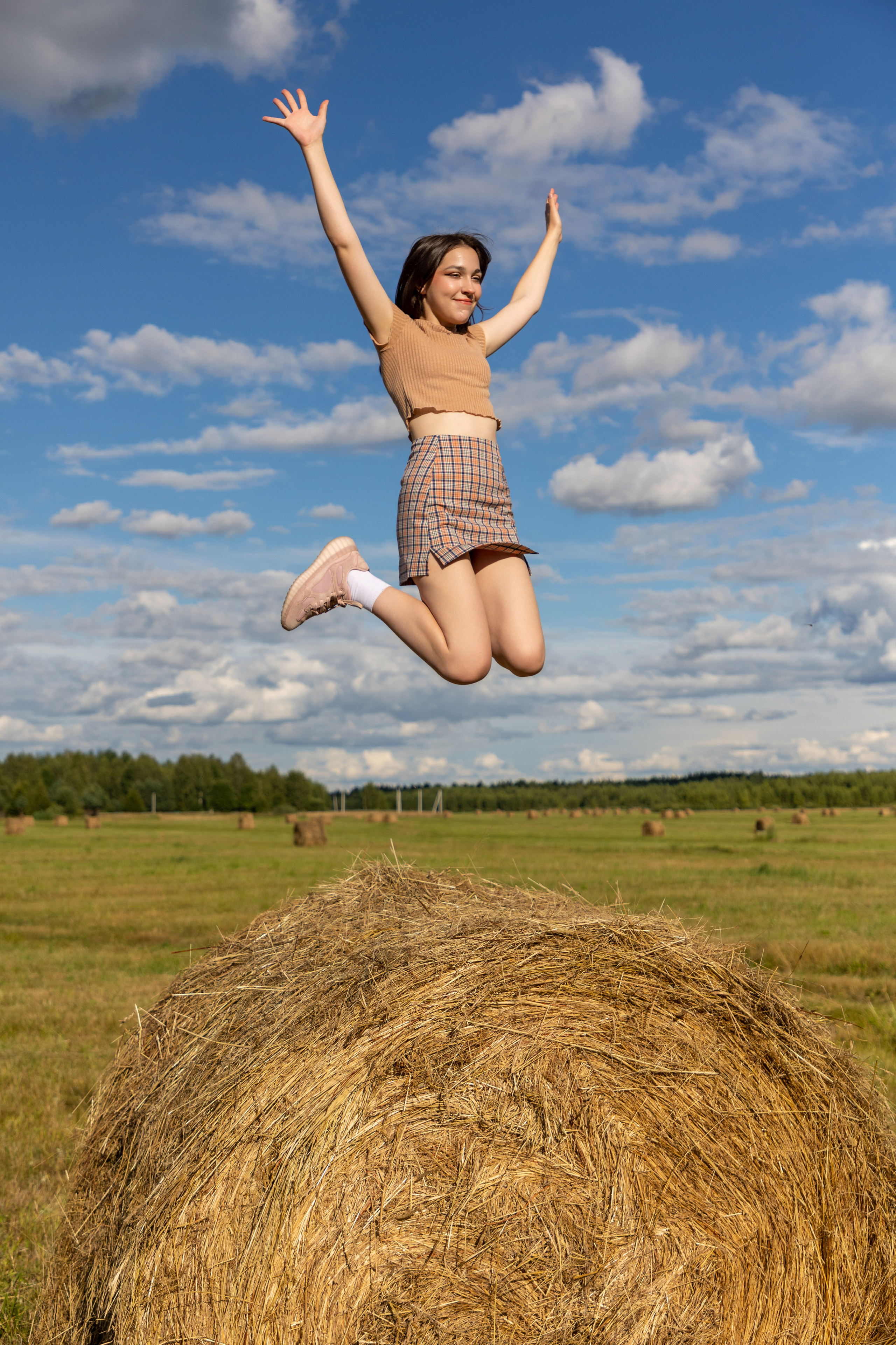Летняя фотосессия на поле с сеном. Коммерческий фотограф Андрей Тремасов