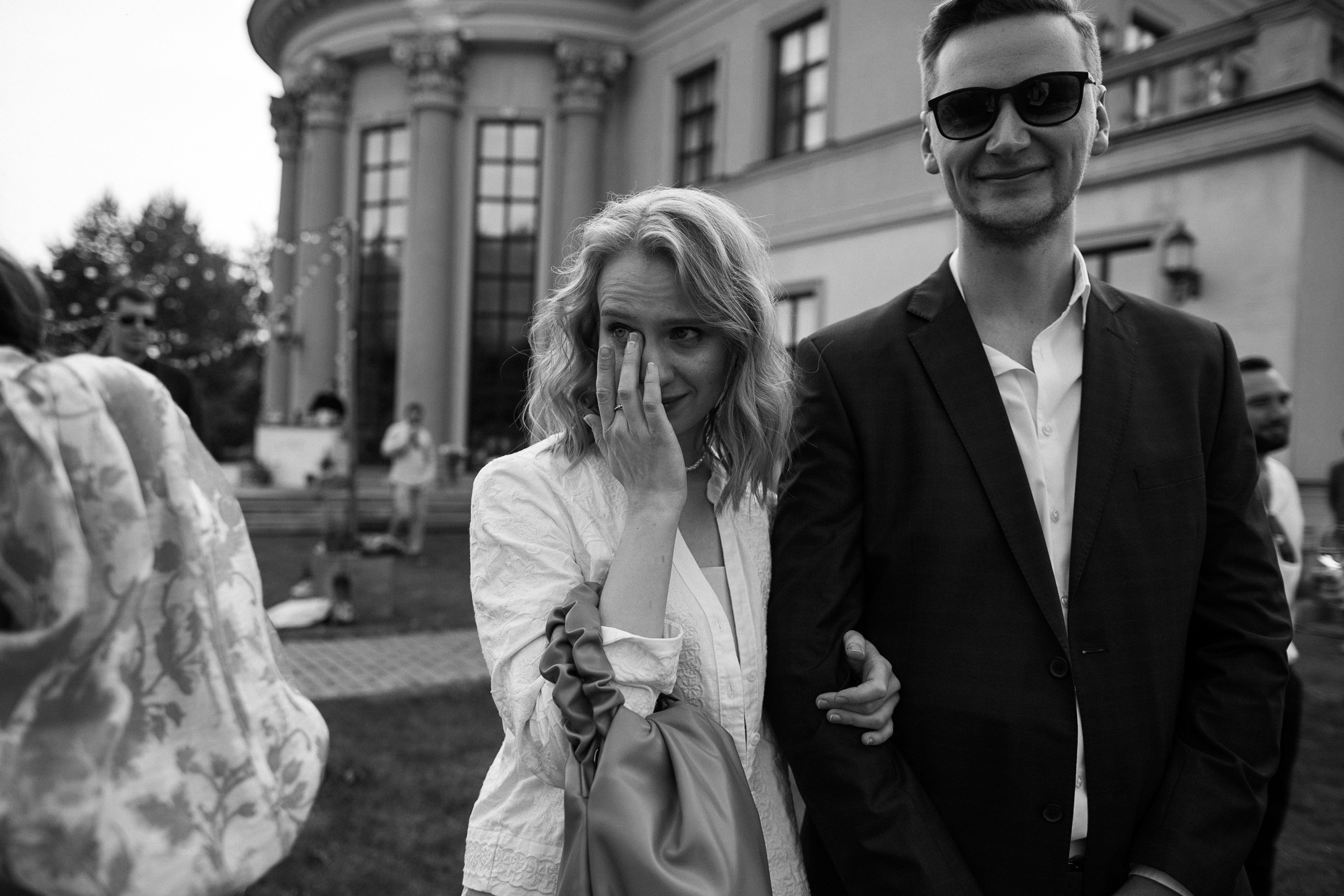 HOLDING_OUT_OF_THE_HERO. Wedding photographer in Europe