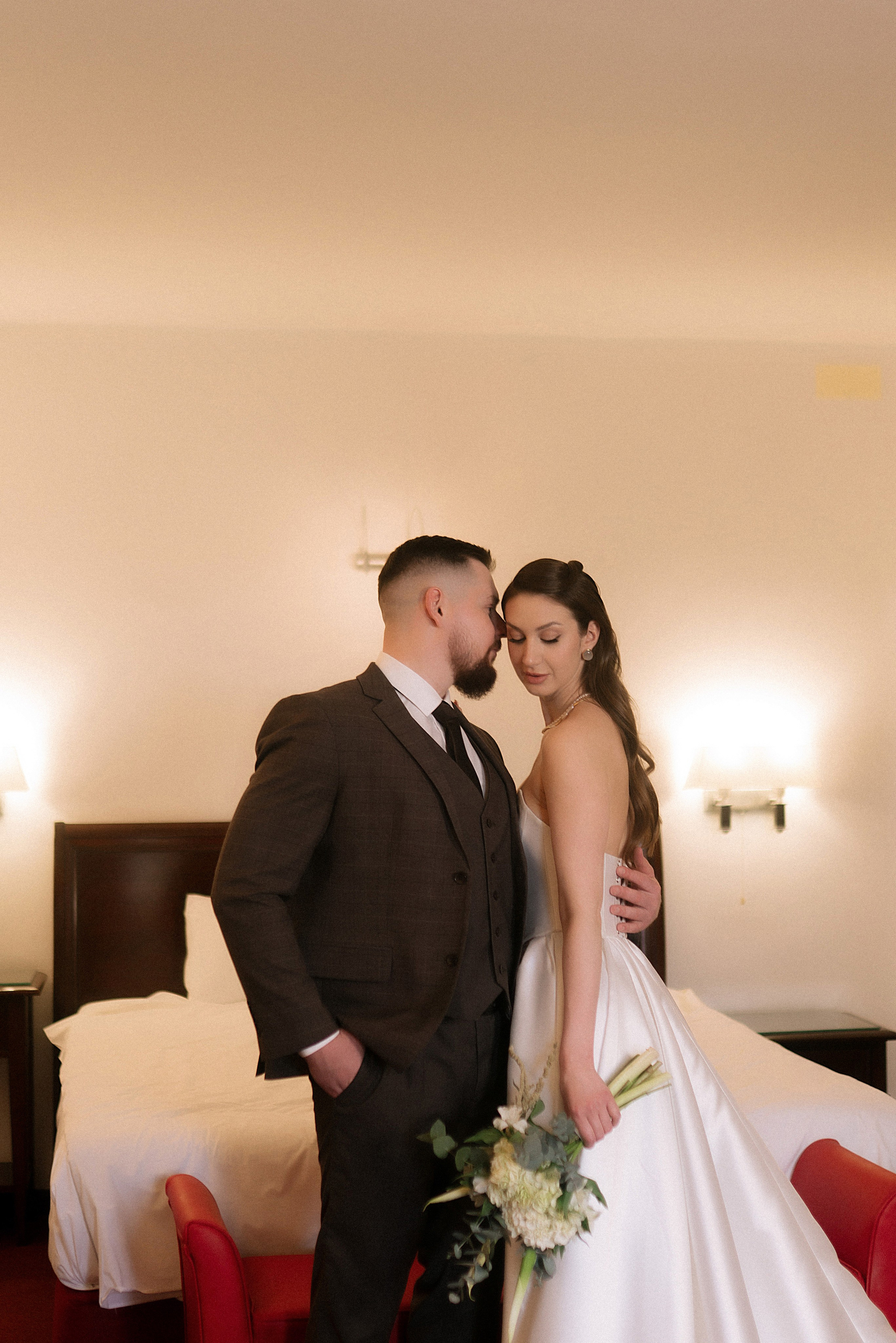 Утро жениха и невесты | Арина и Игорь в отеле Арт-бутик в Воронеже. Фотограф Карина Шмулёва. Воронеж и область