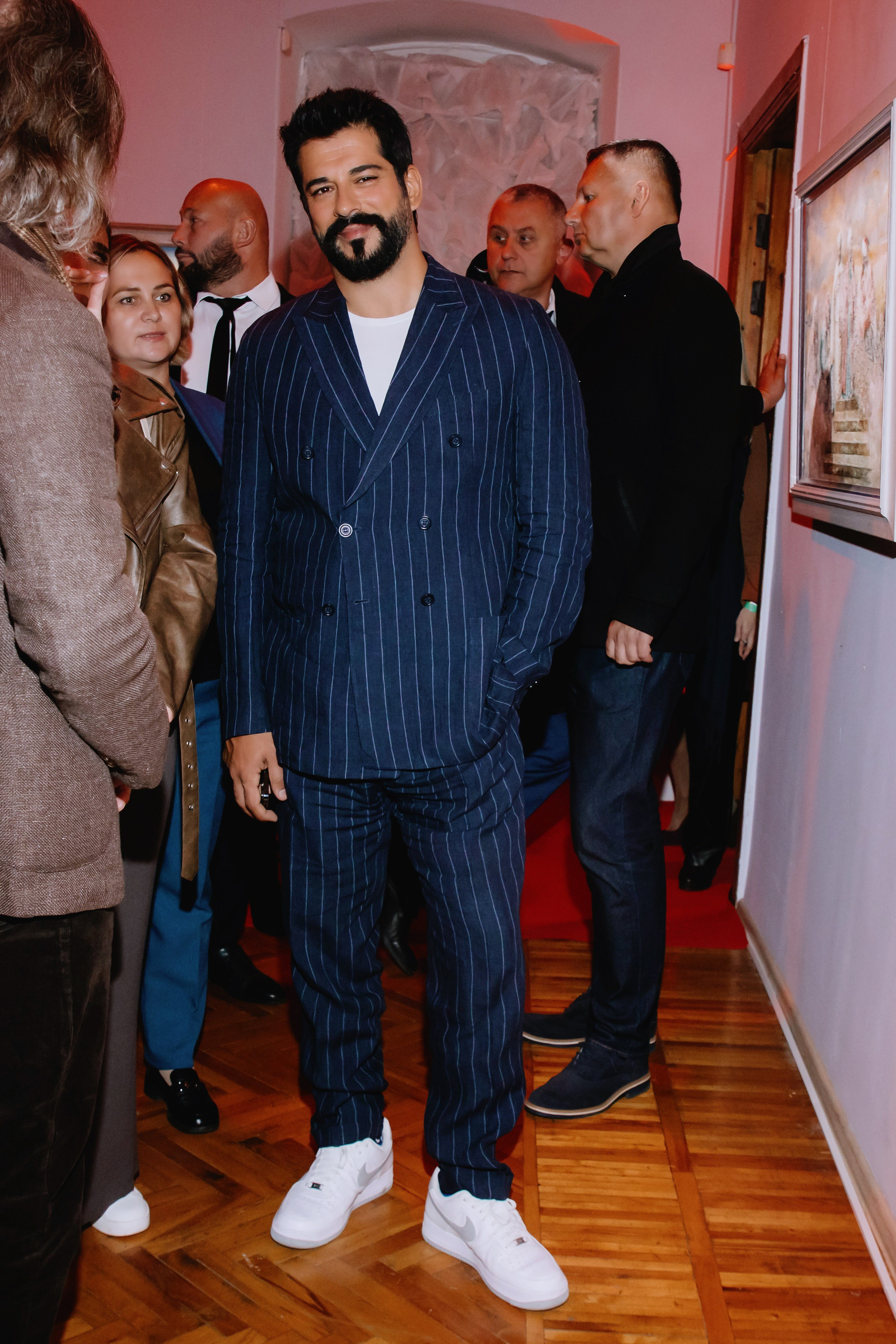 Бурак Озчивит посетил выставку Никаса Сафронова. Фотограф в Москве и Санкт-Петербурге Дарина