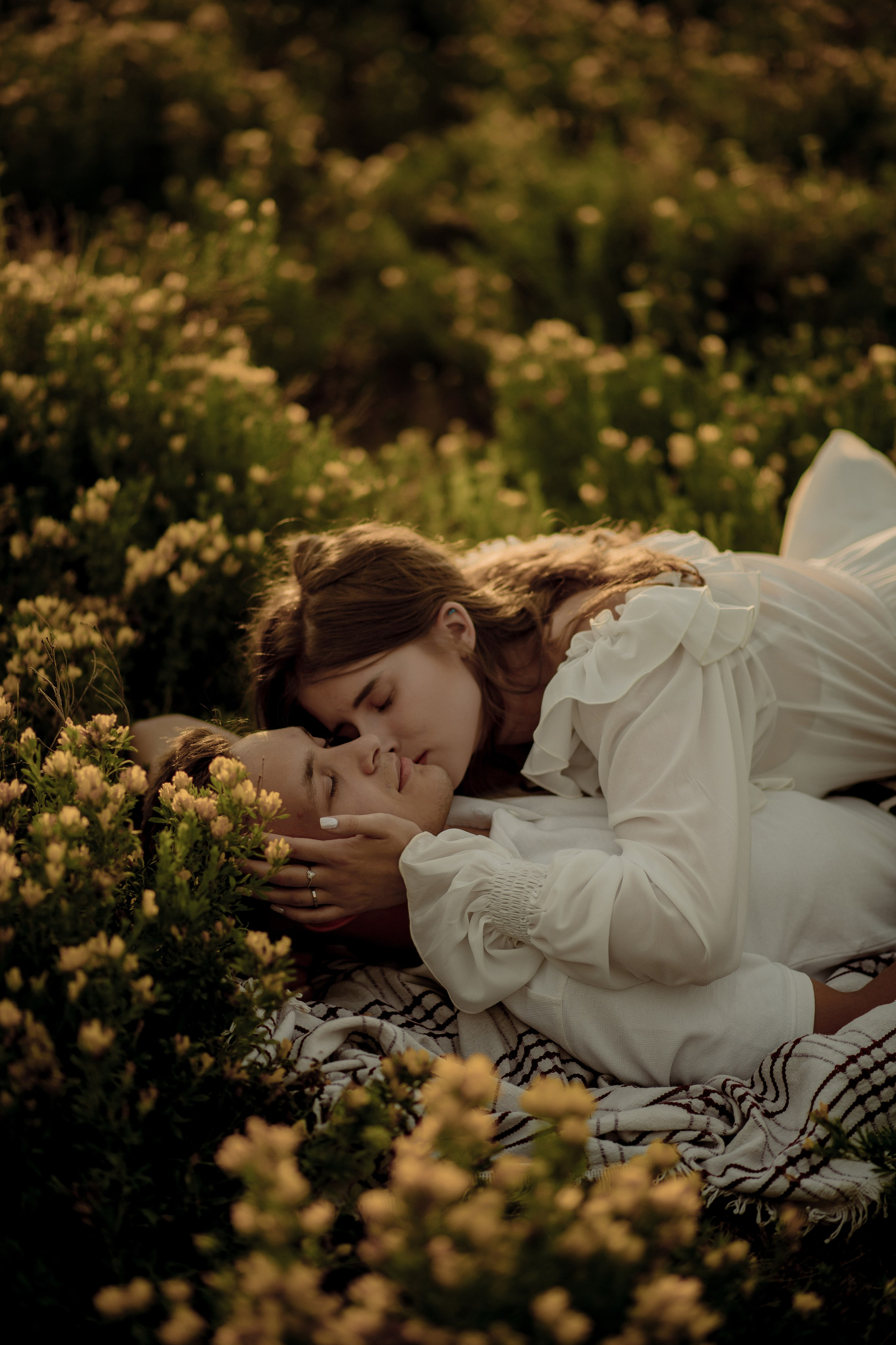 Любовь и желтые цветочки. Фотограф Мария Стрелкова