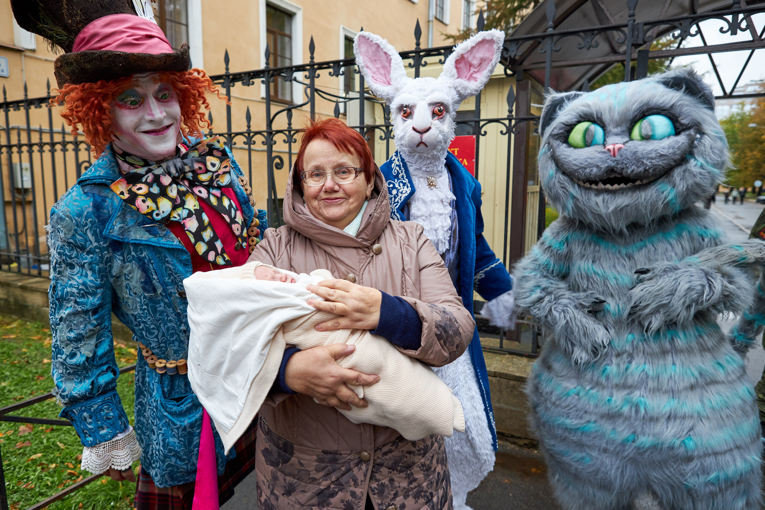 Фотосъемка выписки из роддома по мотивам Алисы в стране чудес