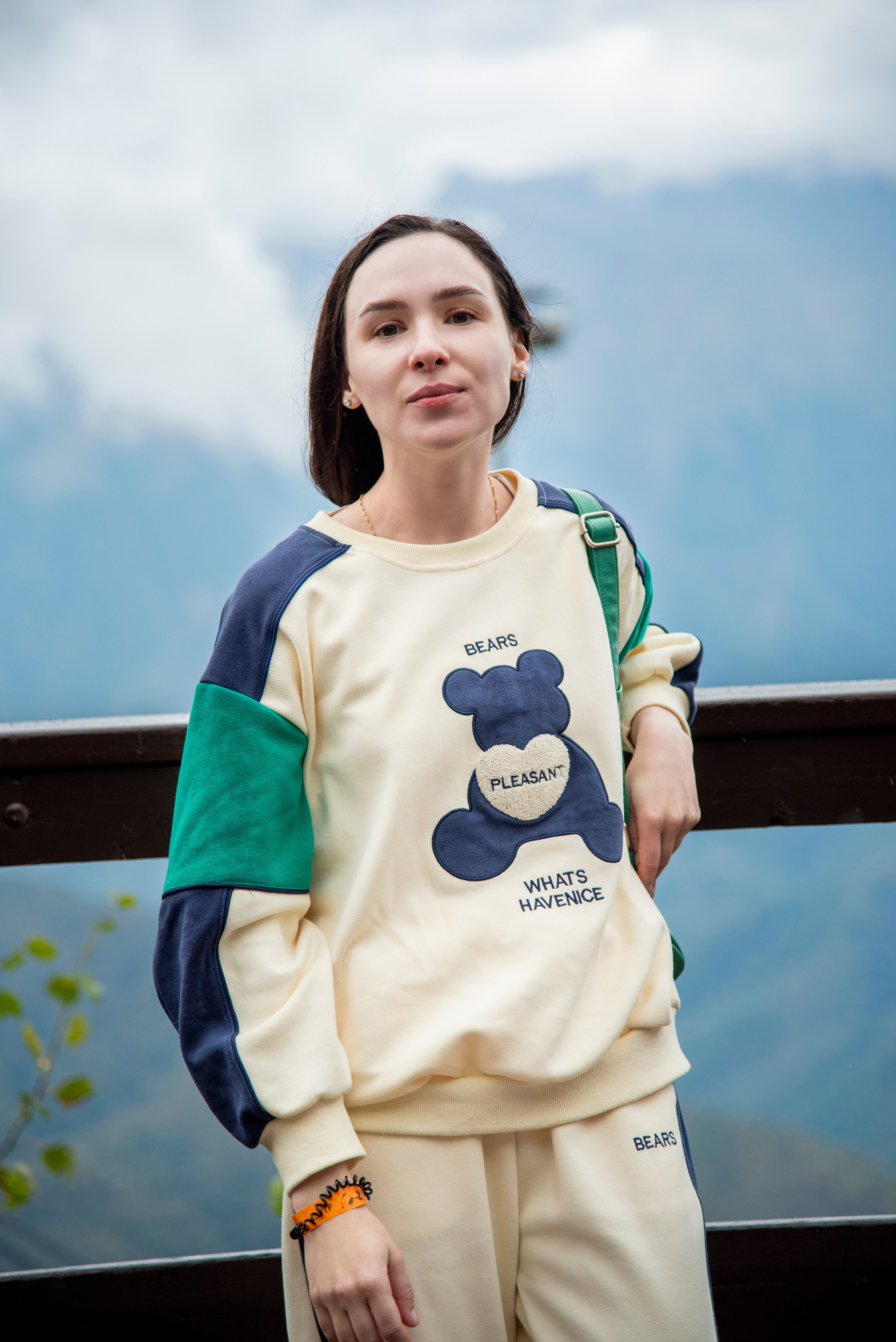 Брюнетка, на фоне гор. Красная поляна, спортивный костюм, рюкзачёк