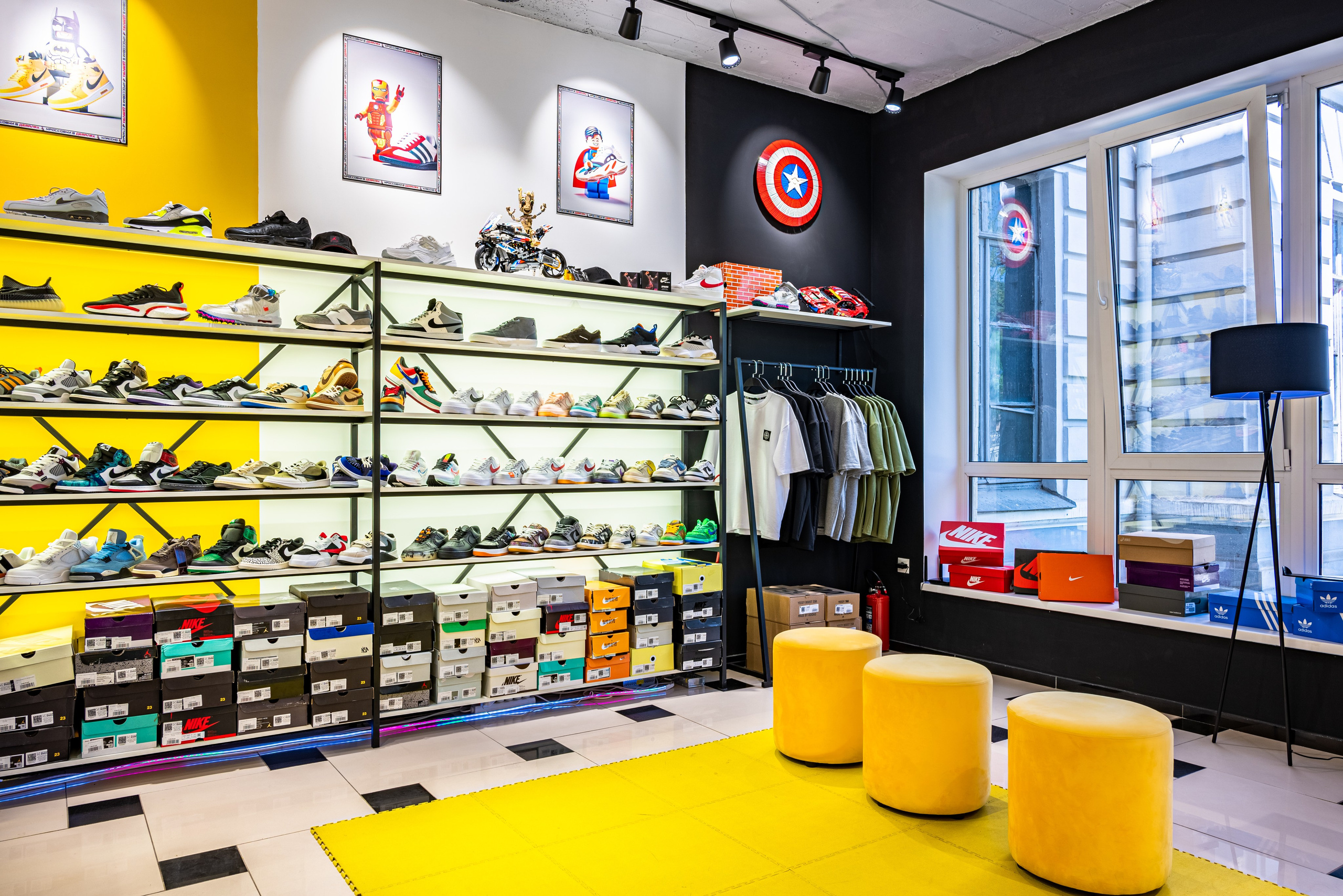 Интерьер. Магазин кроссовок. Предметный фотограф, фото для маркетплейсов Пятигорск, КМВ