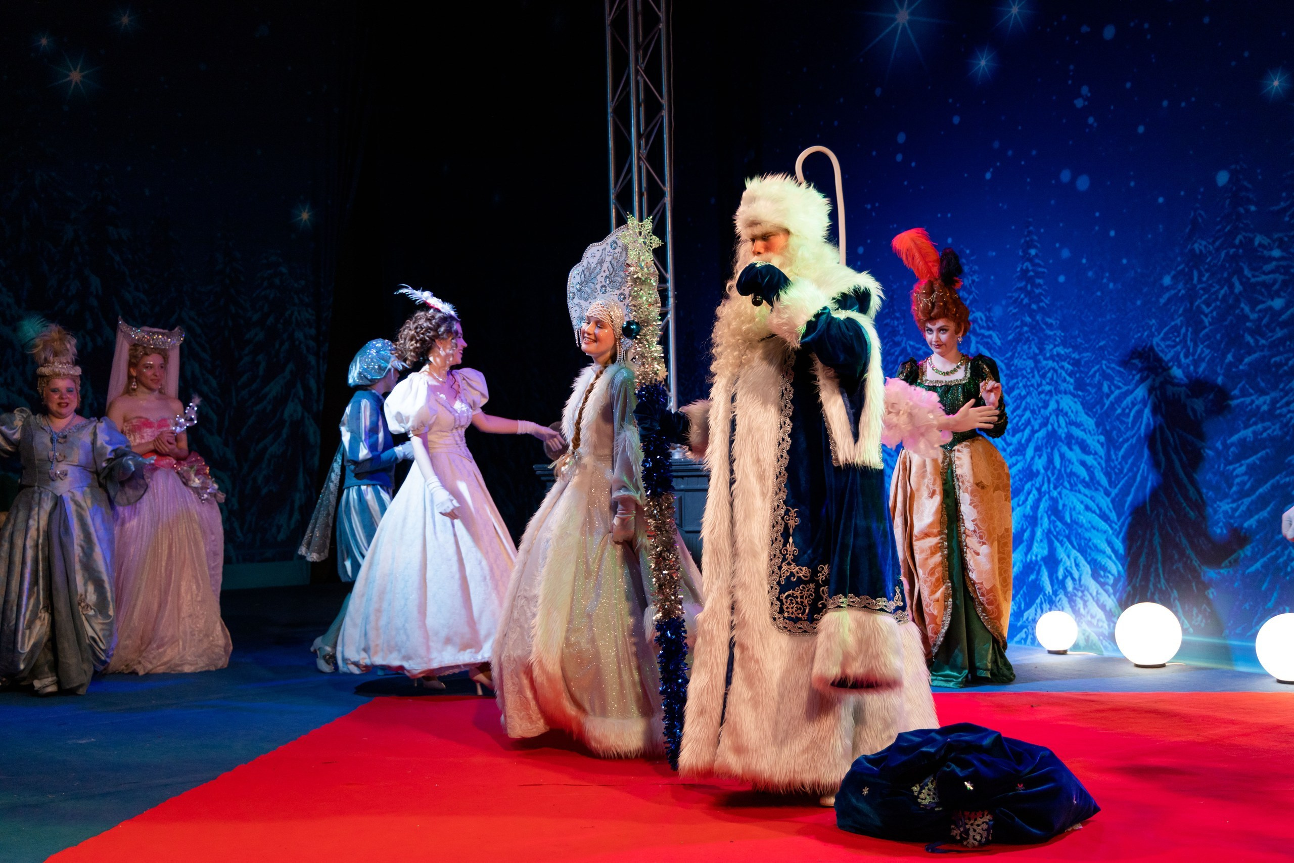 Костюм Деда Мороза и Снегурочки. Пошив театральных и сценических костюмов в СПб