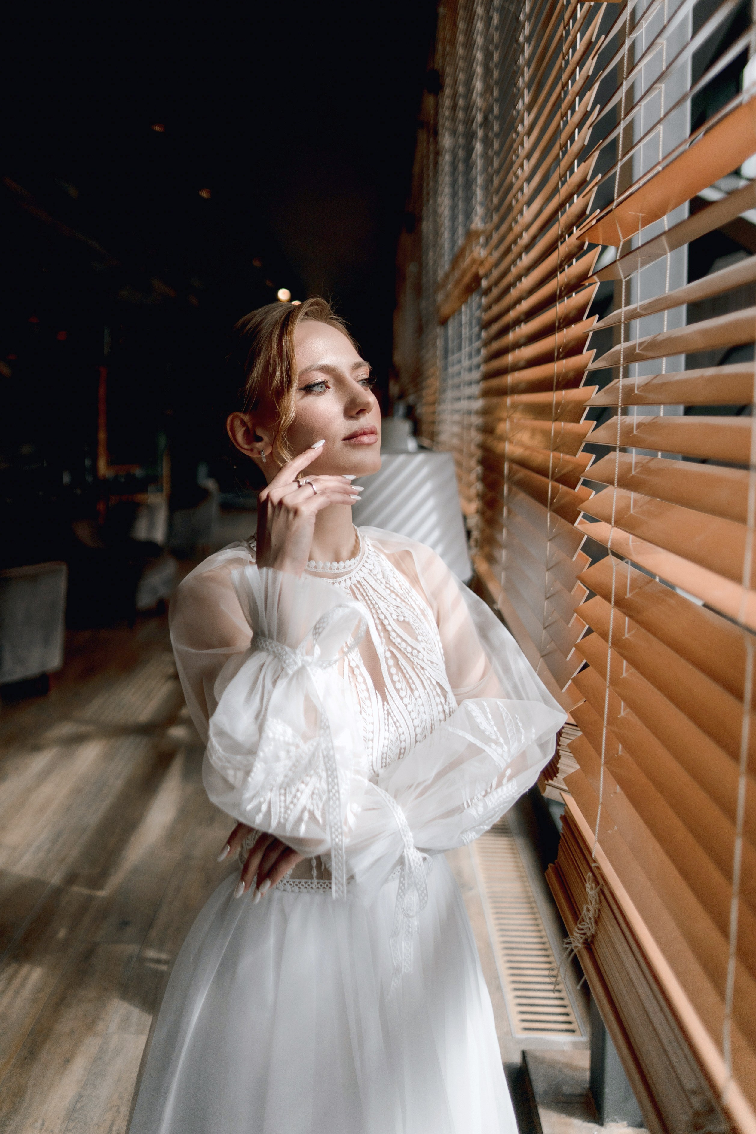 Невеста на сборах стоит у окна