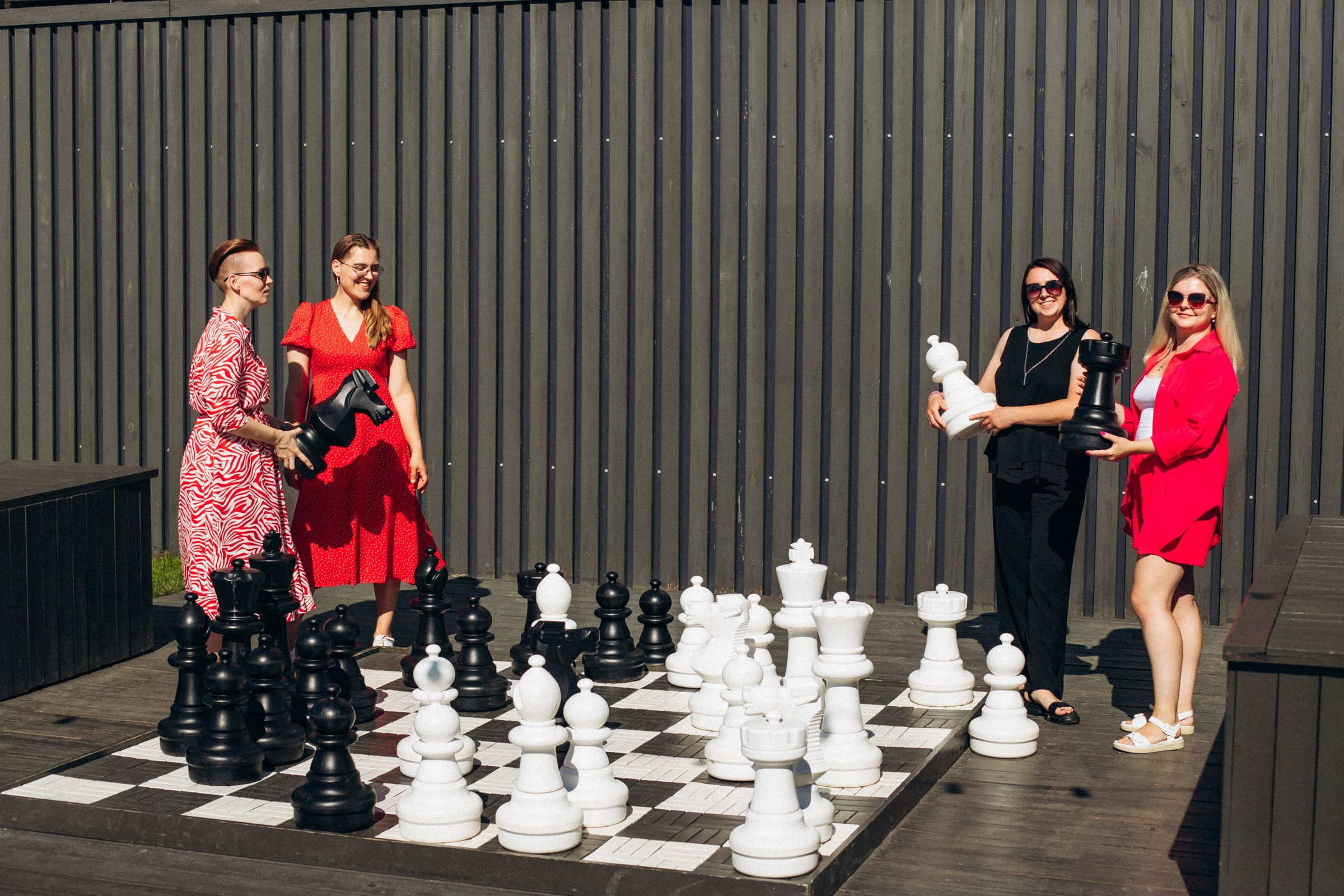 Катерина с подругами в июне. Фотопрогулка в Петербурге. Индивидуальный и семейный фотограф в Санкт-Петербурге