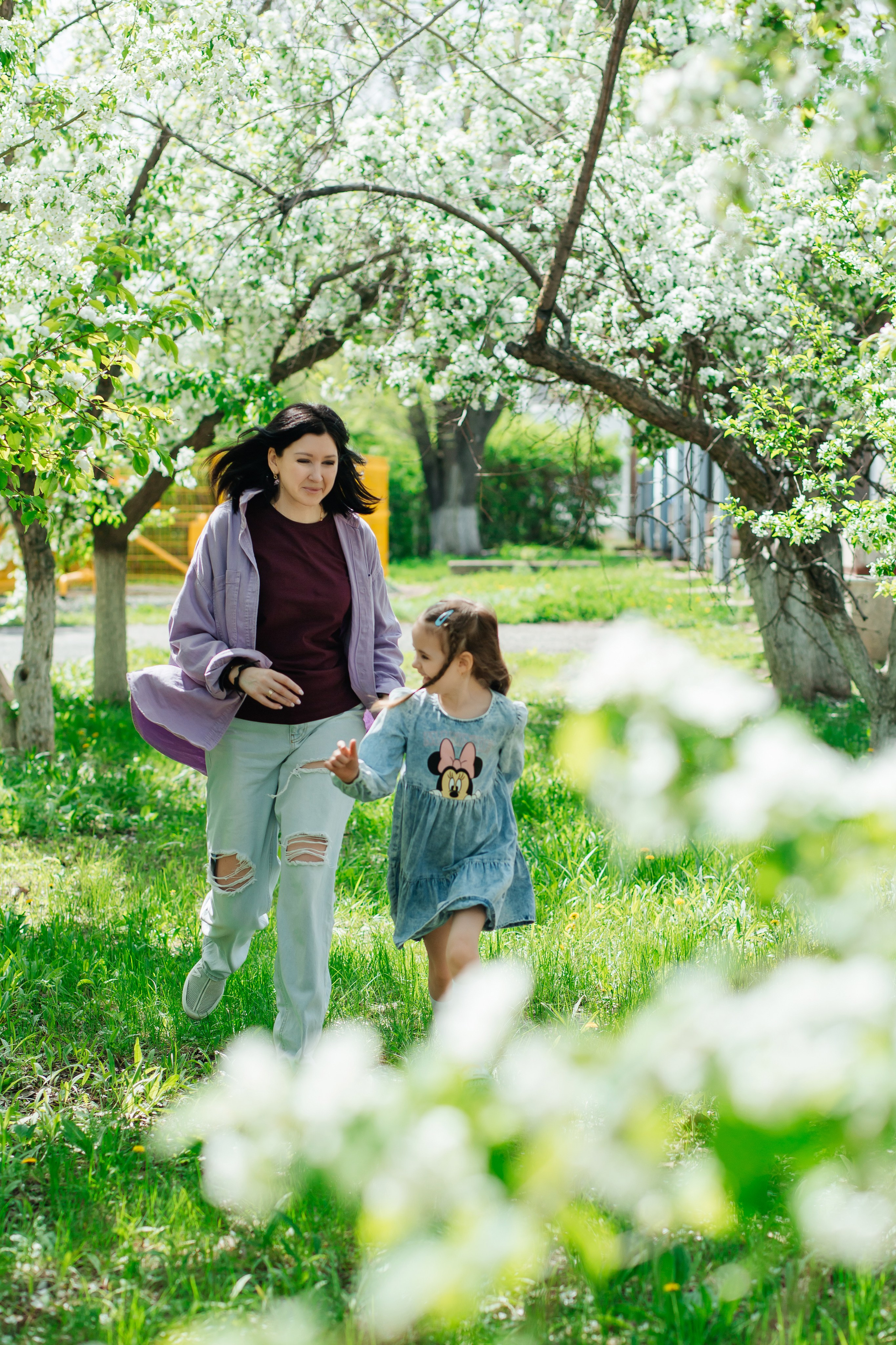 Надюша с дочкой цветение. Женский фотограф в Оренбурге Ирина Заводчикова