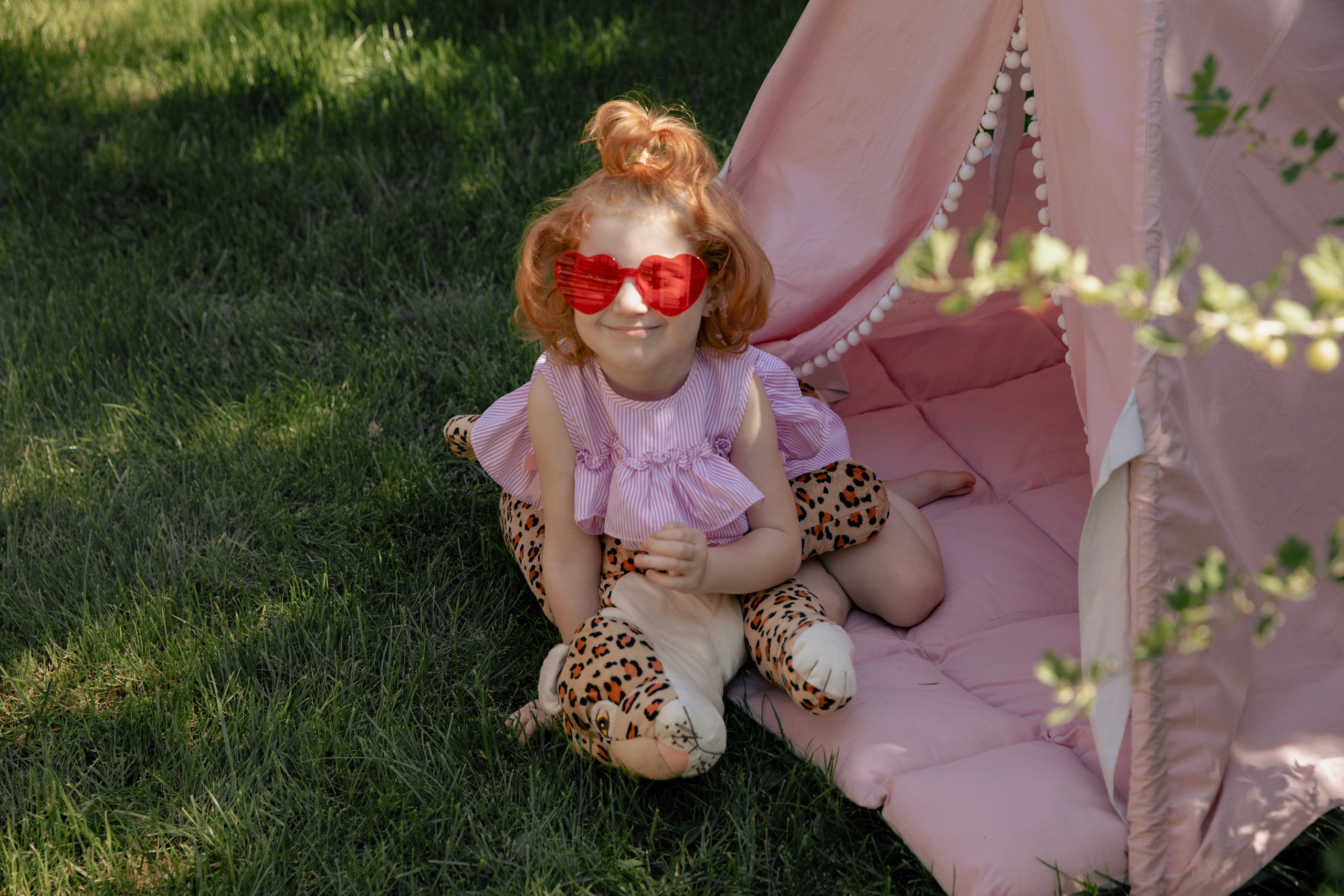 Летняя съемка девочки в саду, в бессейне, с шезлонгом, зонтиком и сахарной ватой. Фотограф новорожденных, детский фотограф  Москва.Семейная съемка Москва. Семенова Анна