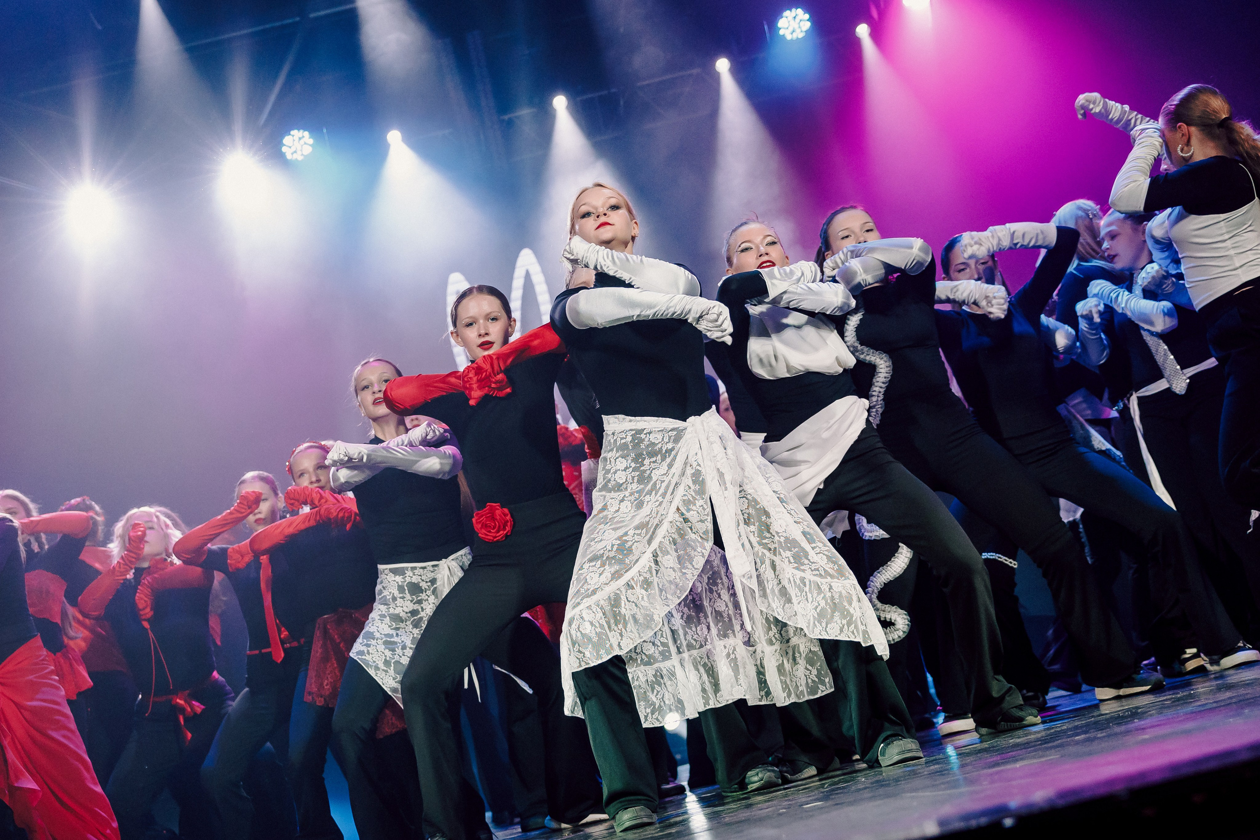 Отчётный концерт танцевальной школы «Red Rabbits» 2025. Лёшка Варзегов — фотограф