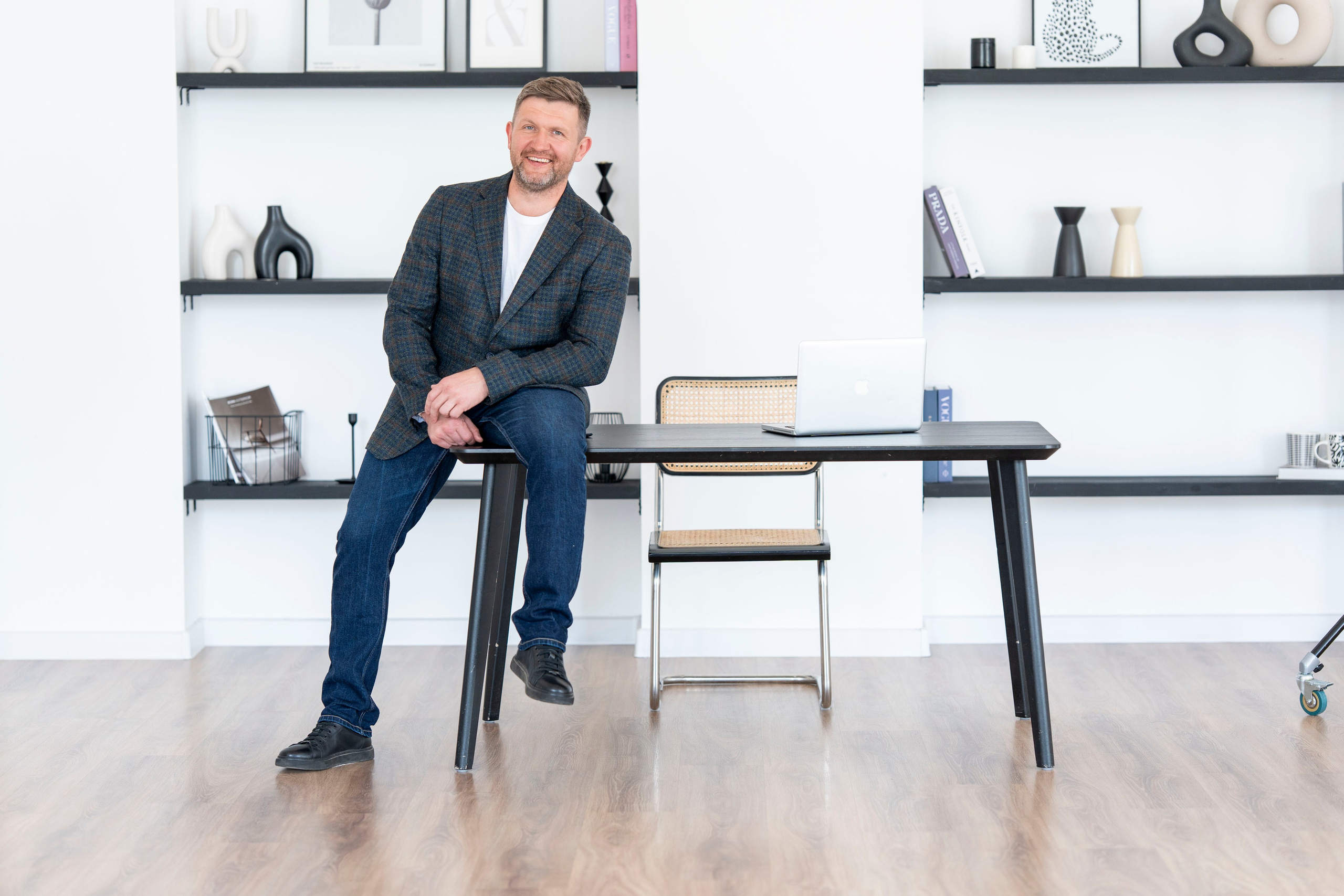 Артем. Владелец компании по производству пластиковой тары. Главная