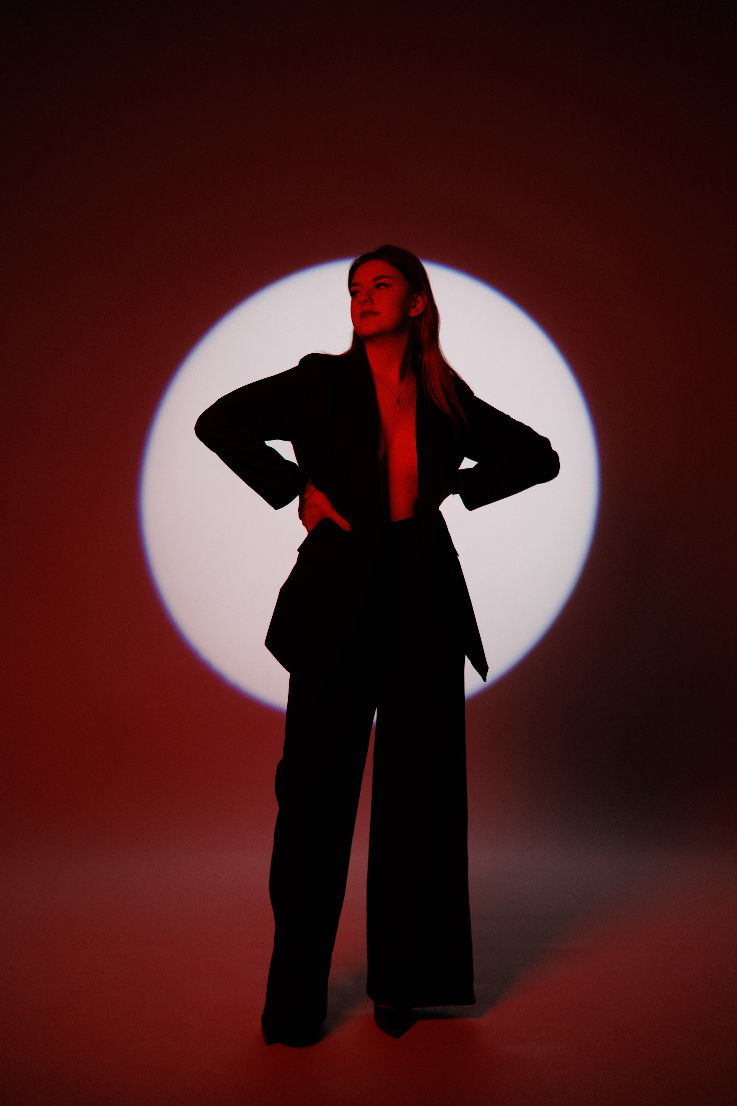 Цветной свет и фигуры. Фотограф Минск