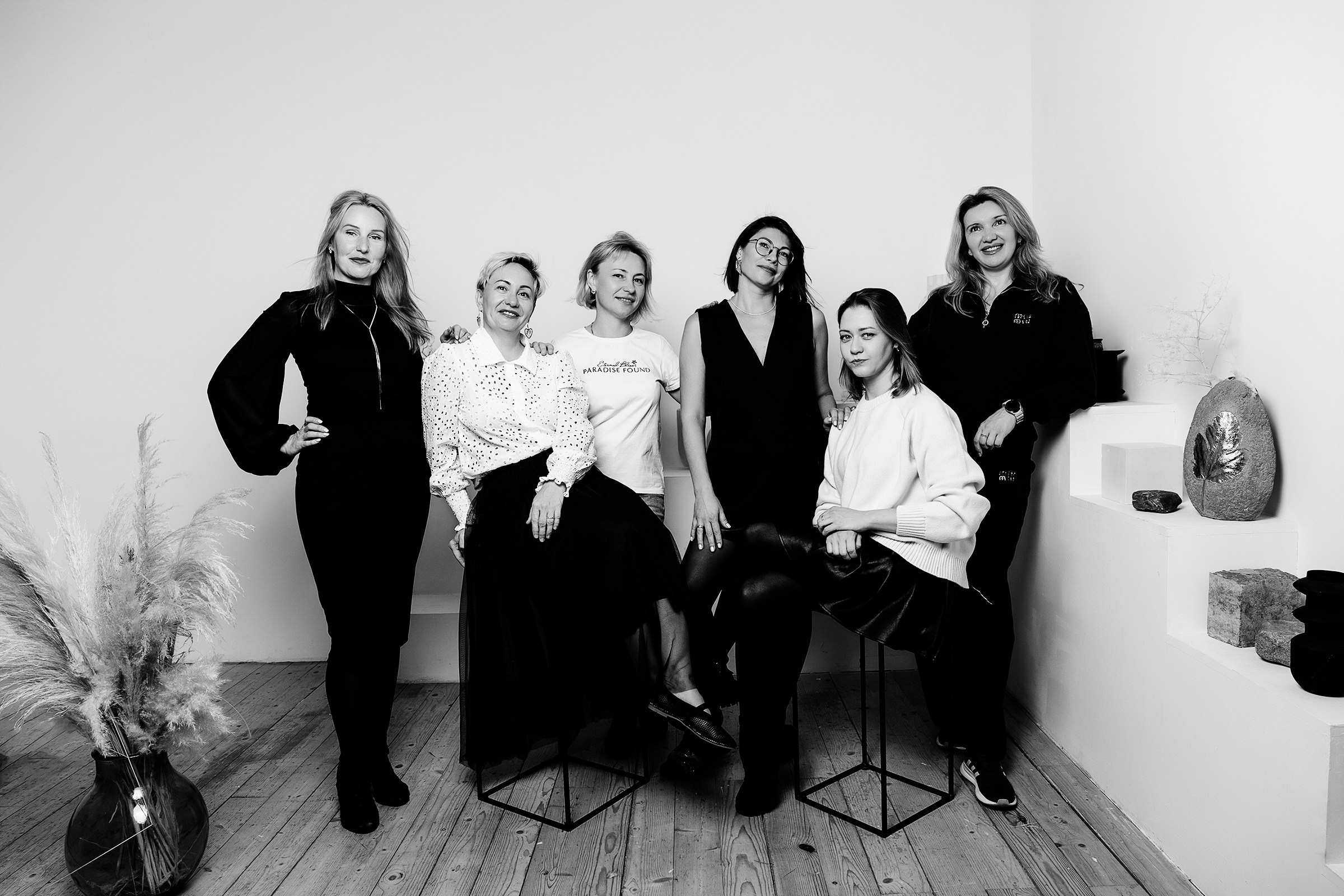 Групповой портрет в студии позы