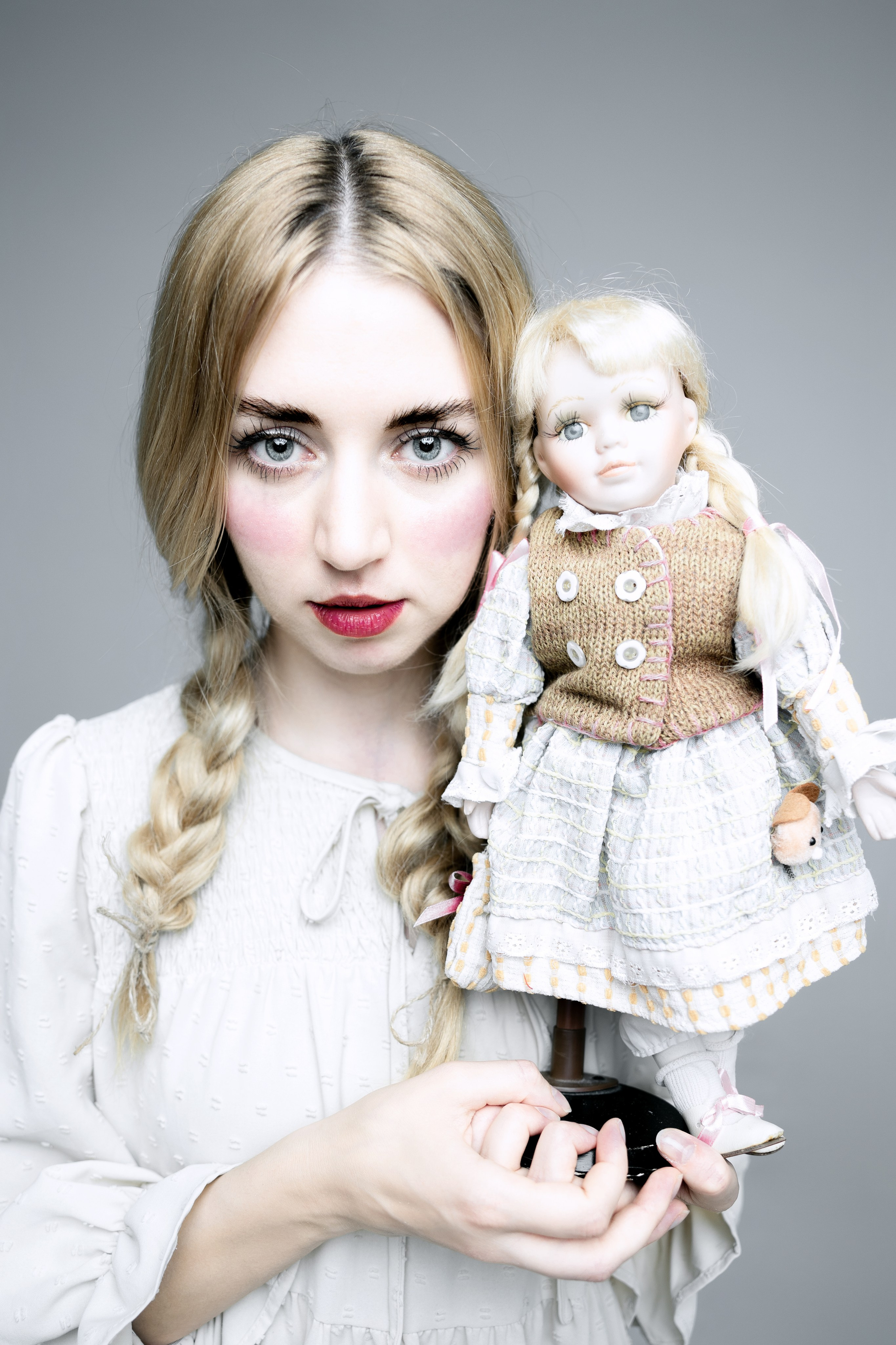 Фарфоровая кожа у девушки