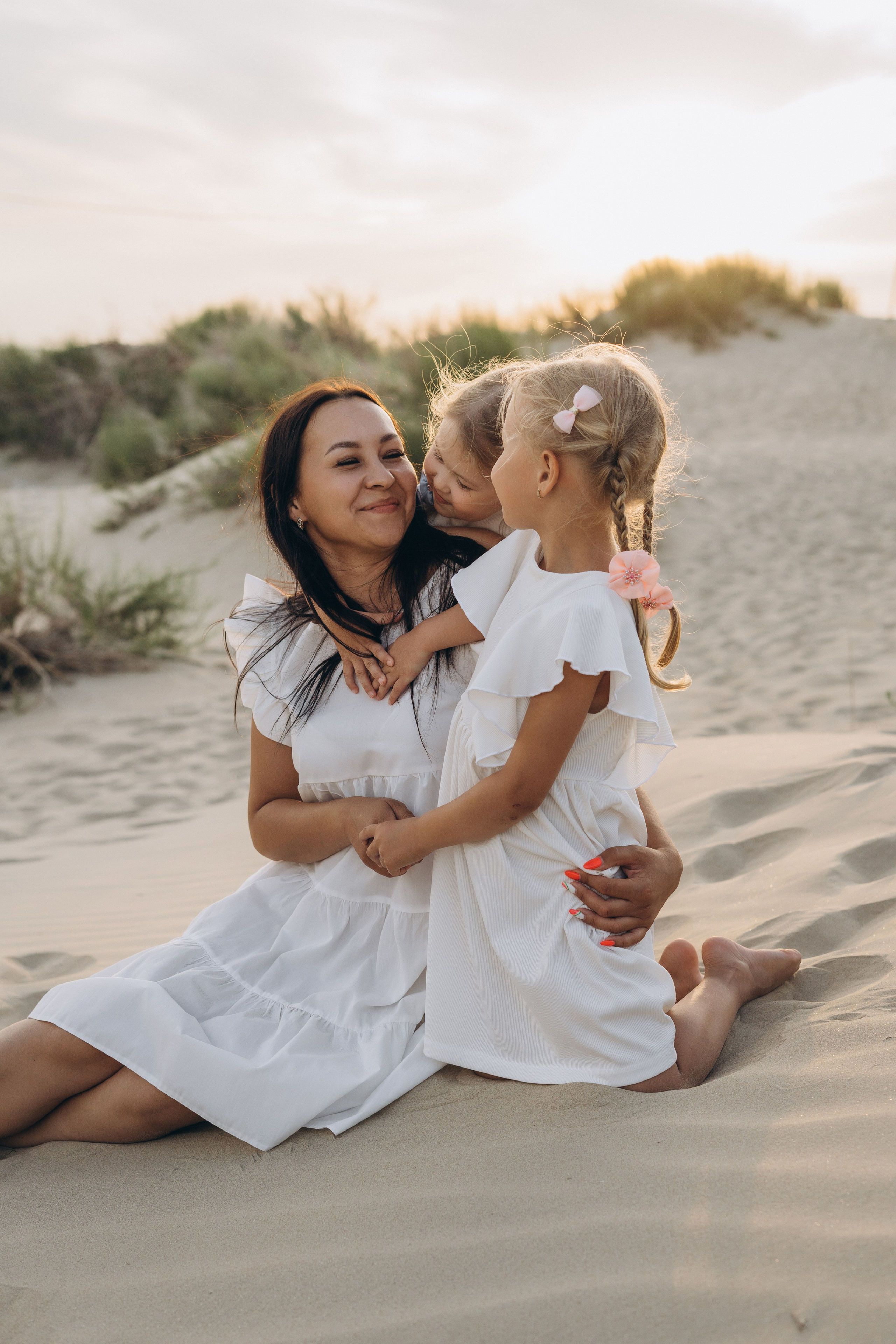 Фотограф Геленджика создал потрясающий кадр - семья ныряет с пирса в бирюзовую воду