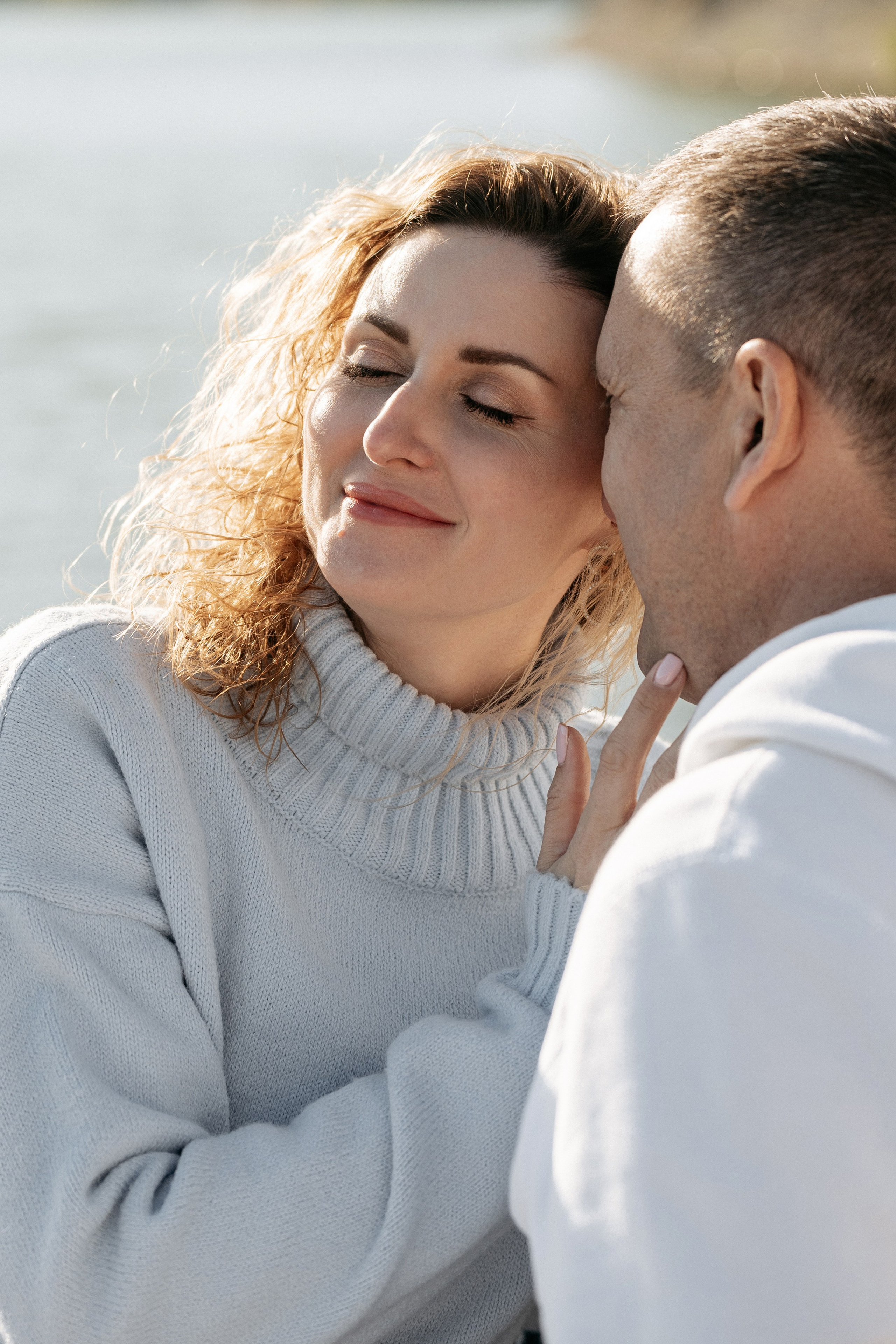 портретная фотография пары в живописной локации Абрау-Дюрсо, стильные образы 