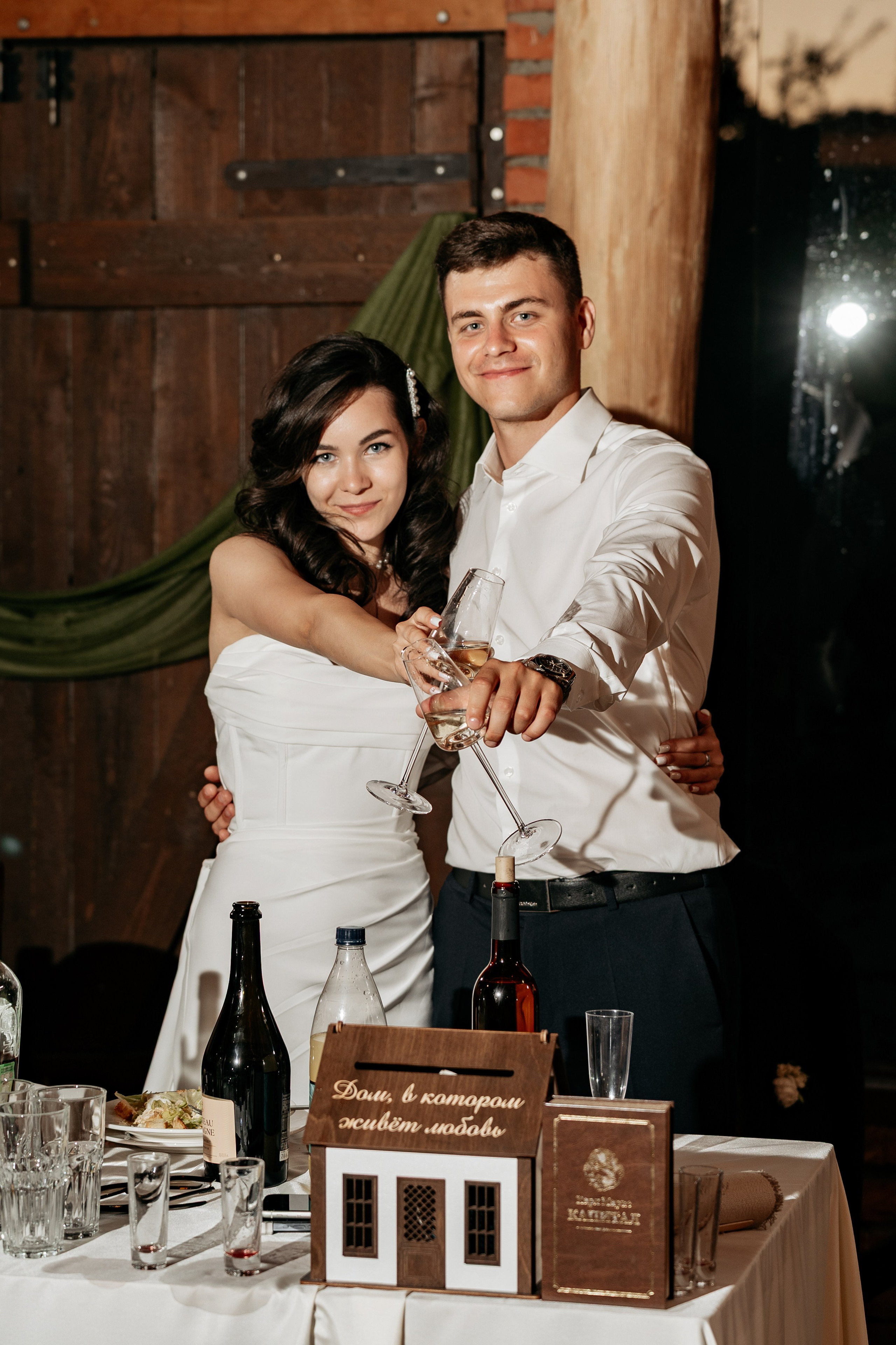 Свадебный фотограф Анапа — молодожены танцуют.