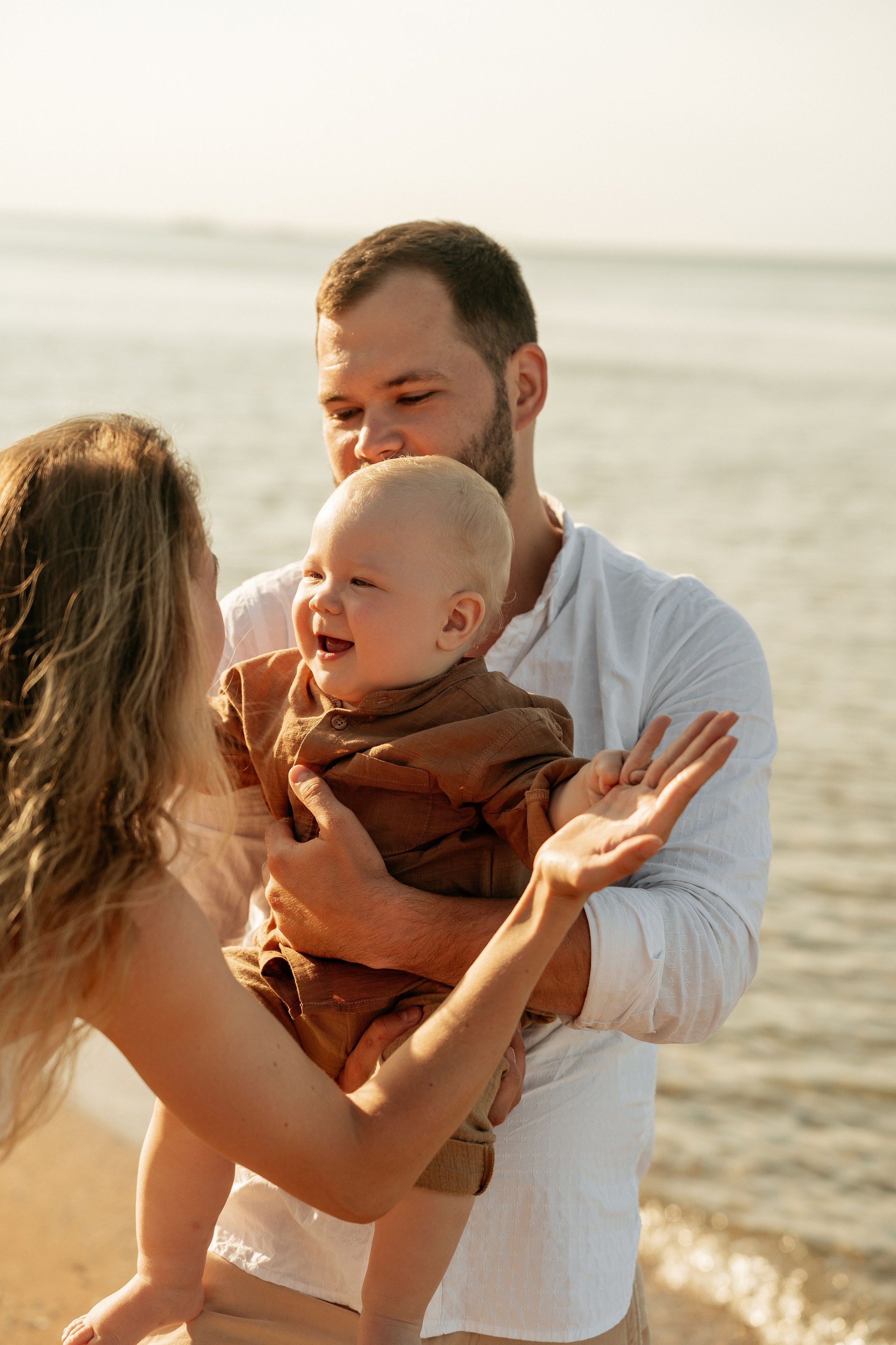 Теплые объятия семьи из трех человек на закате в Пересыпи — фотосессия, наполненная любовью и нежностью