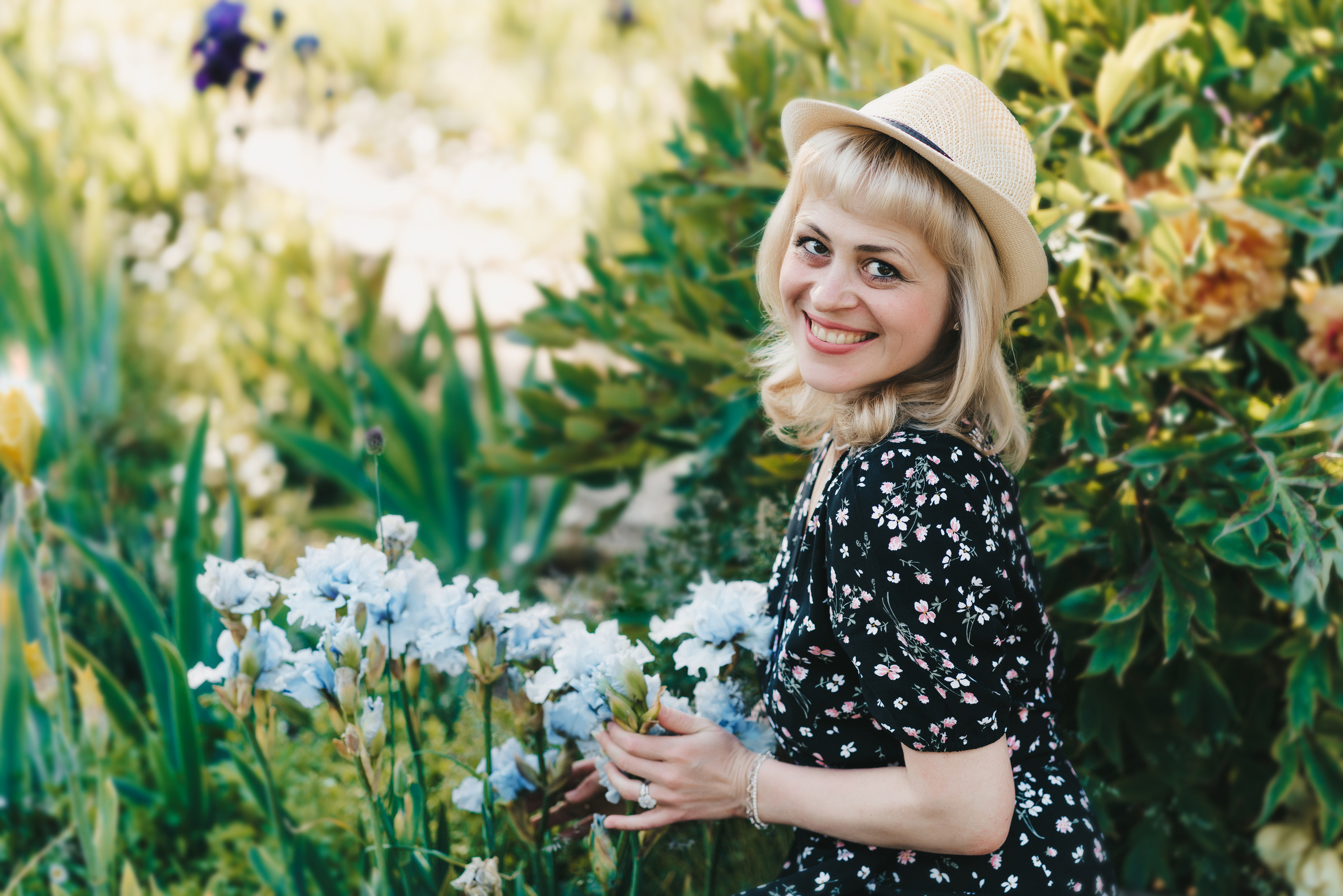 Профессиональная фотосессия в парке.Фотосессия с ирисами в Ботаническом саду.