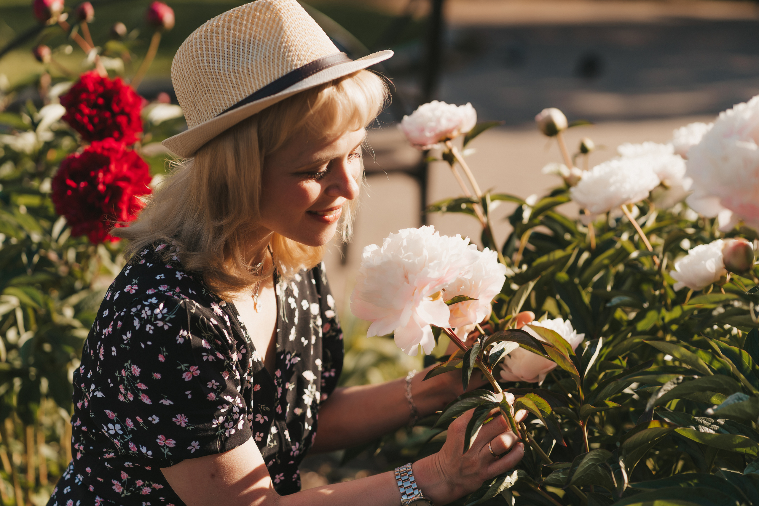 Красивый, женский потрет на природе с пионом в Ботанической саду.