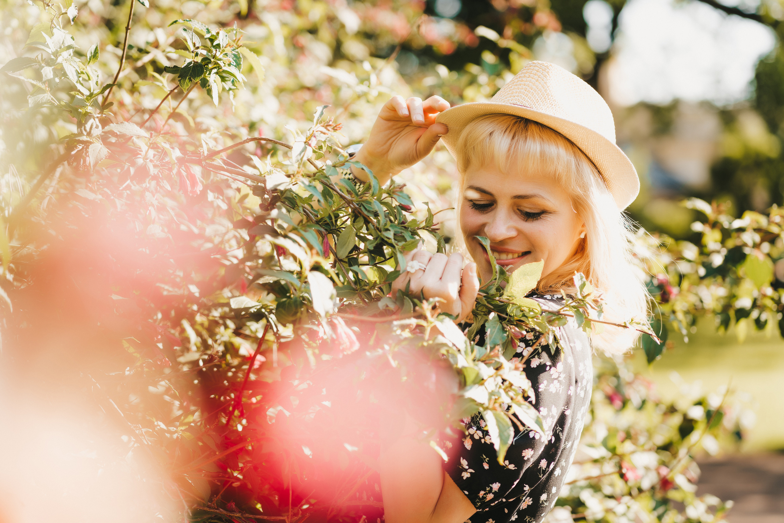 Фотосессия с бликами от цветов.