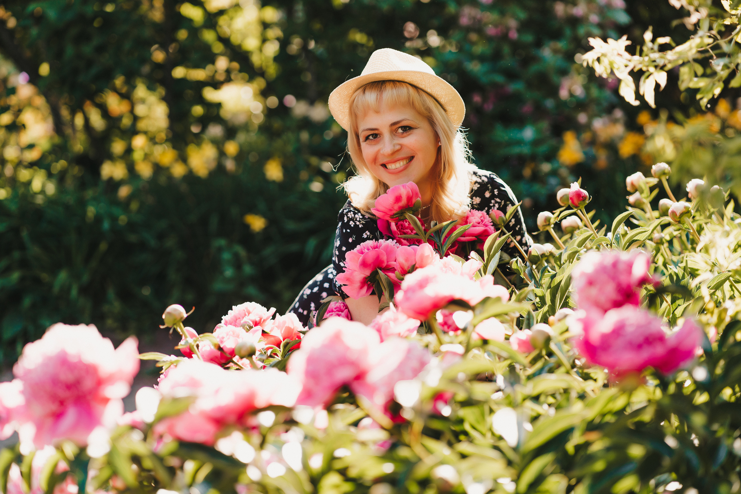 Фотосессия в парке с пионами.