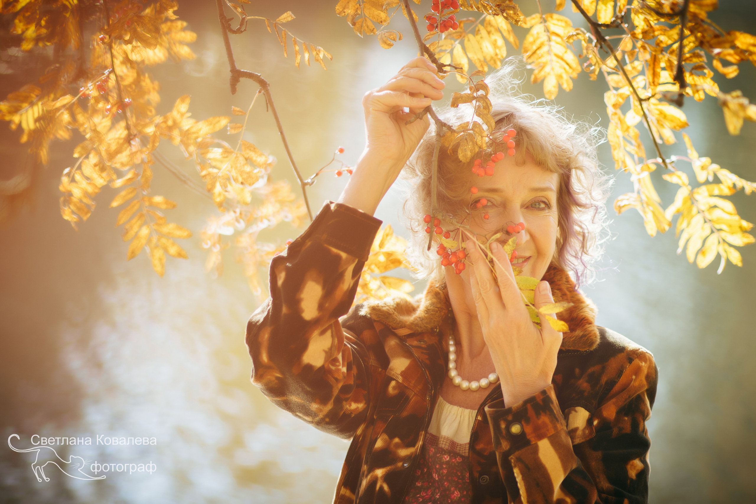 Фотосессия с осенними листьями в Питере.