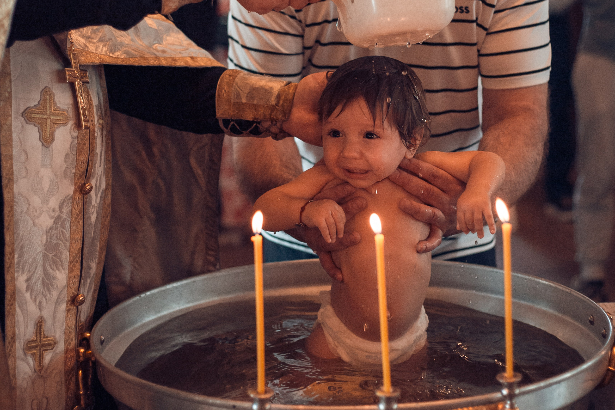 Малыш в купели. Автор Юлия Щедрина