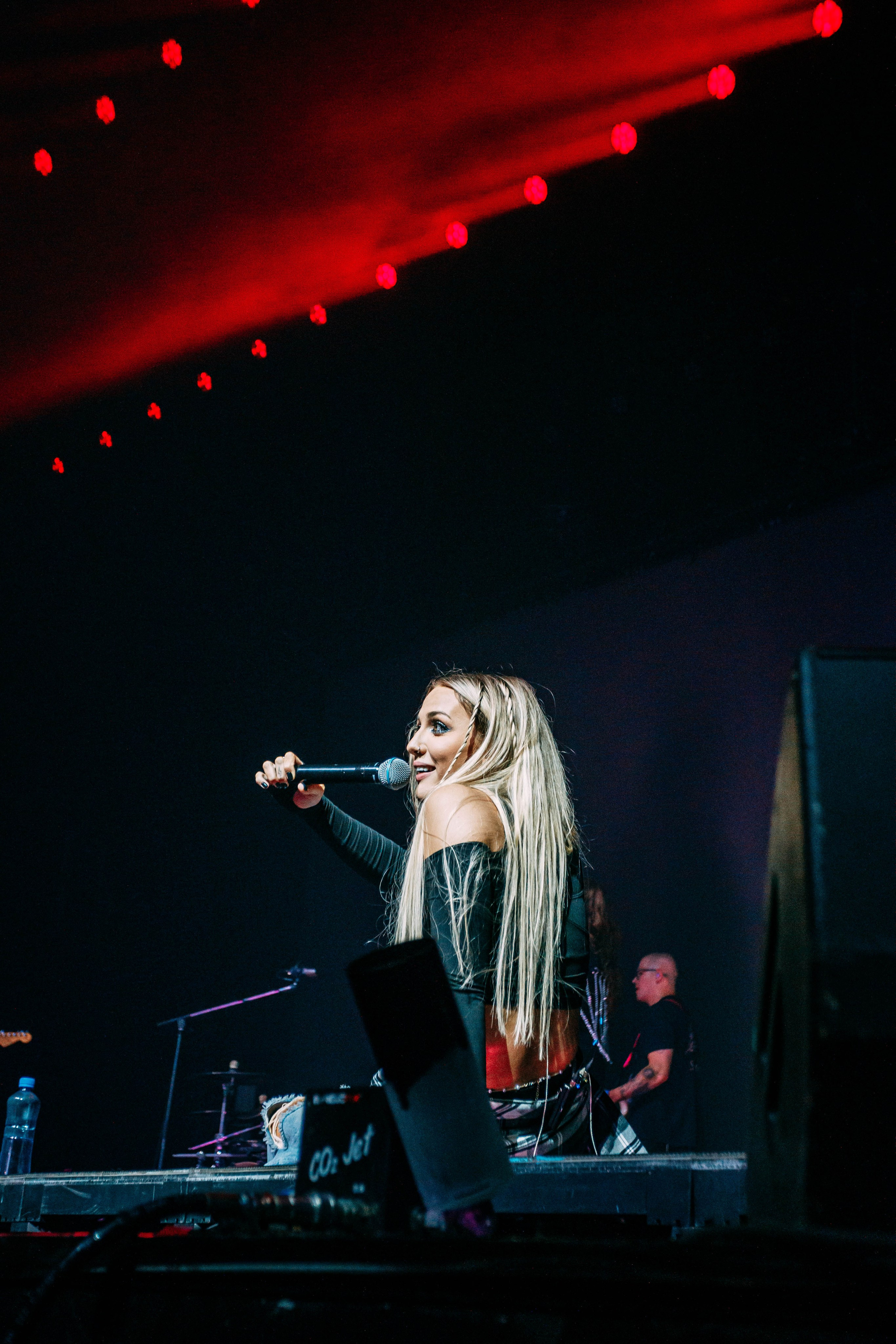 КОСИЧКИ ОТРЕЗАЛА И СОБРАЛА СТАДИУМ