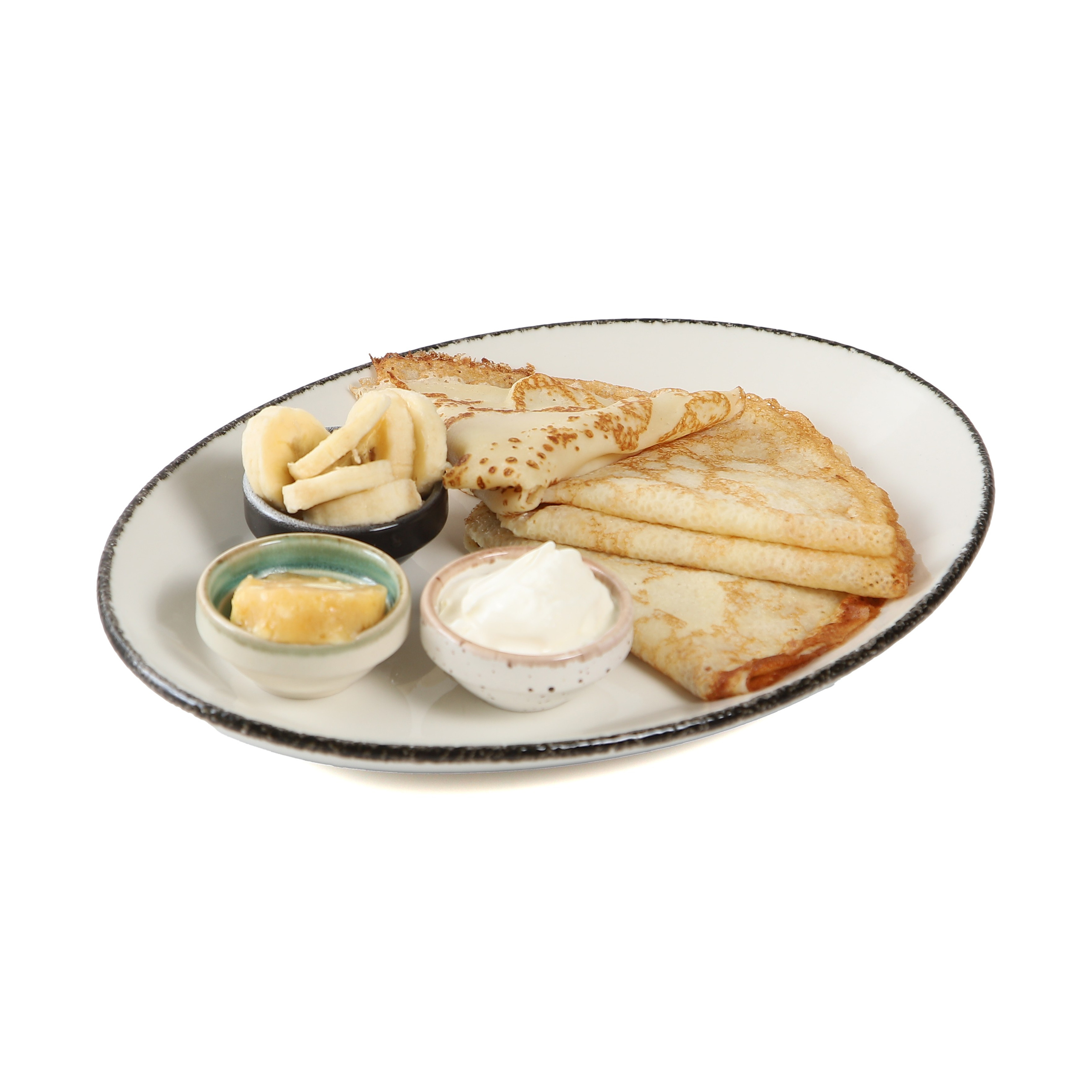 Фуд-фотография блинов с соусом и сметаной.