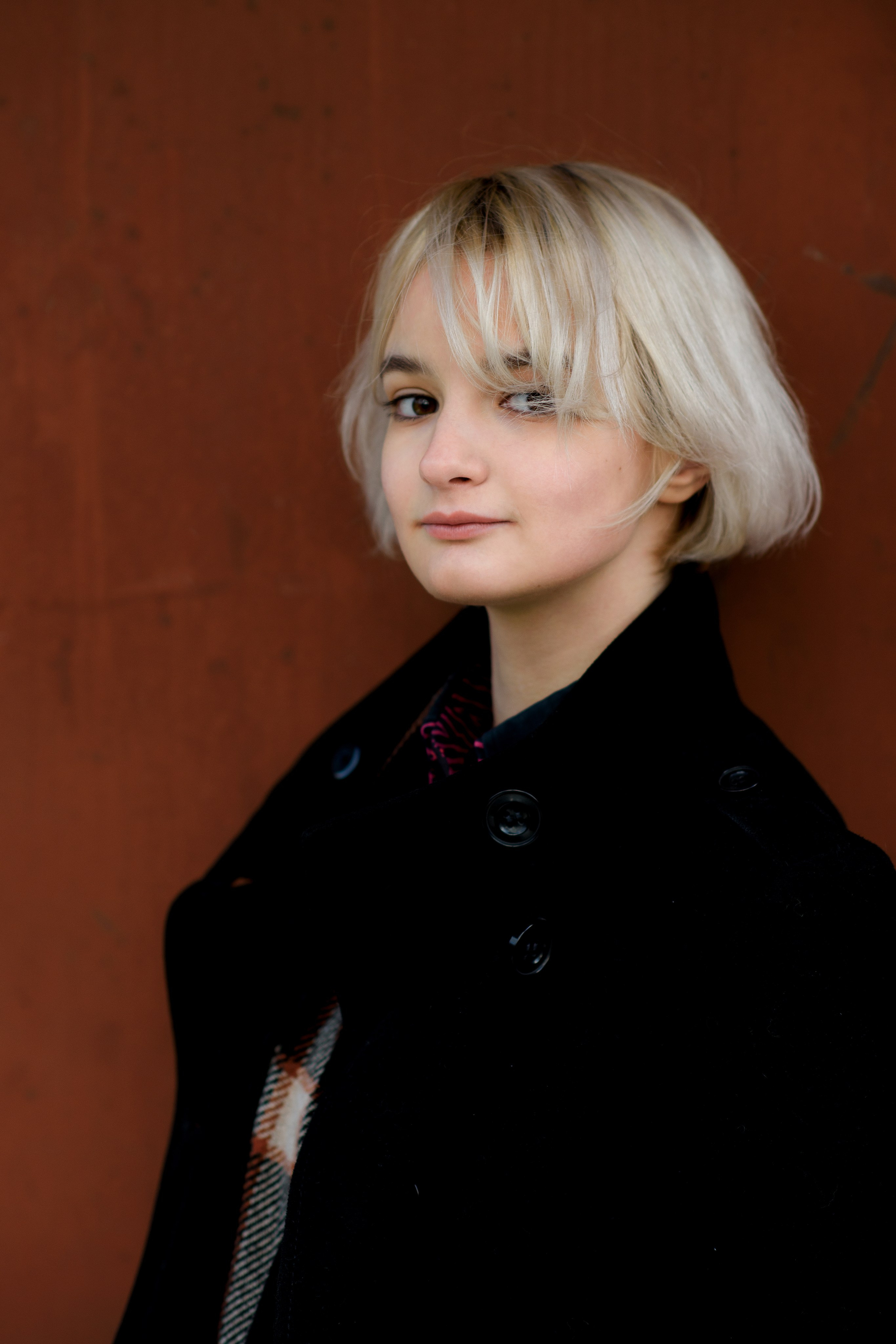 Фотосессия девочки подростка в осеннем саду. Главная