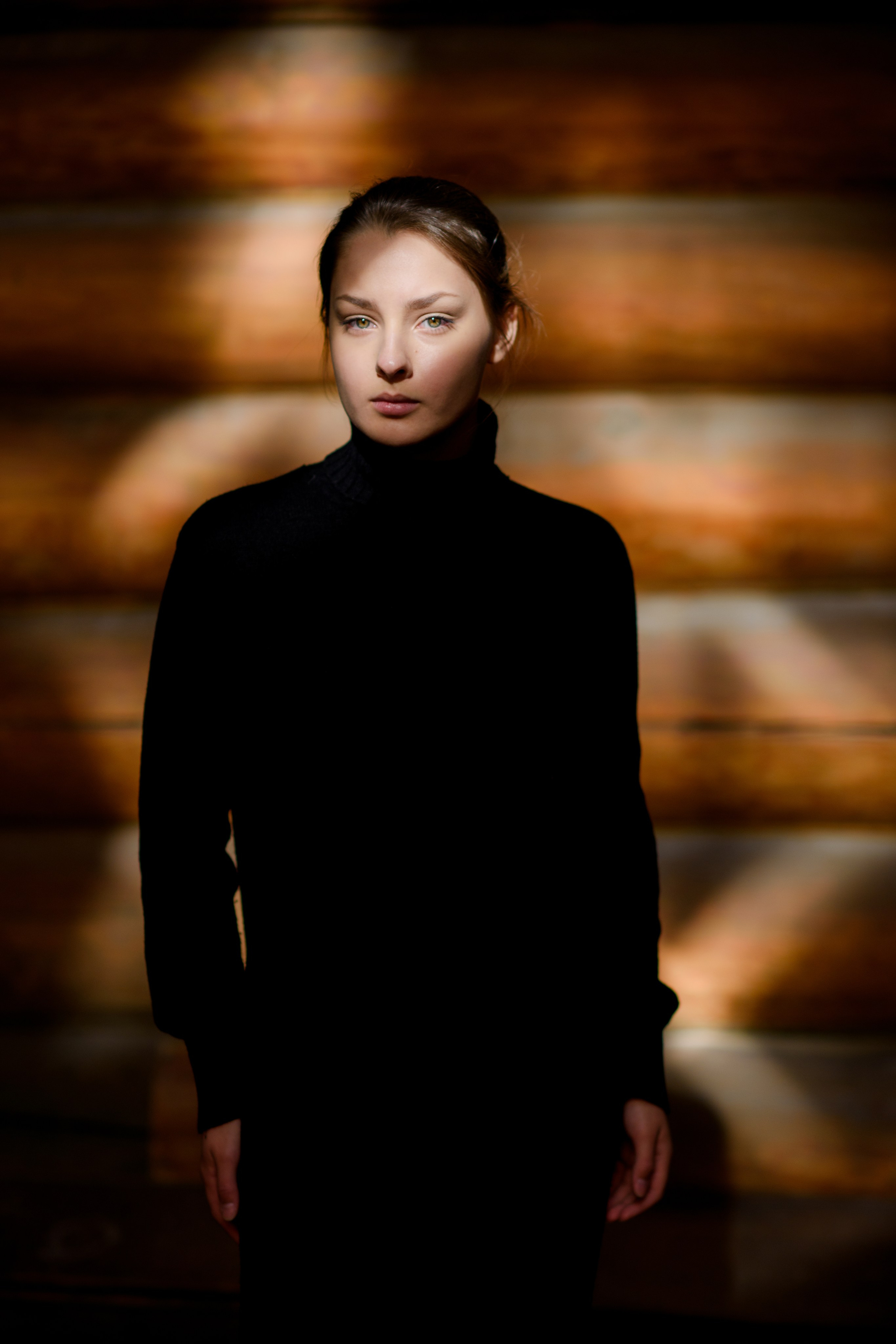 Фотосессия девочки подростка в Коломенском в темном ключе. Главная