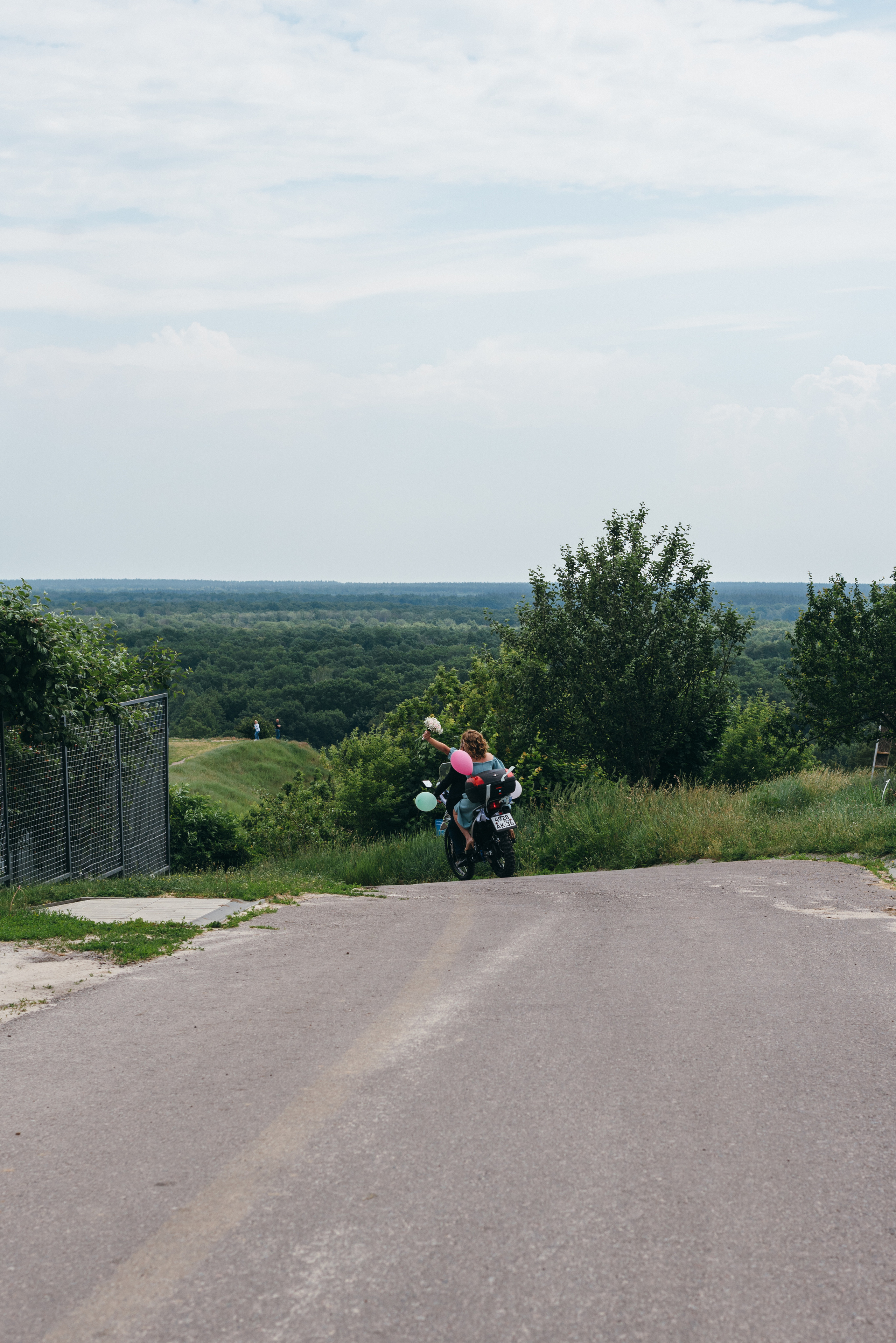 Свадебная прогулка в Рамони. Свадебный фотограф — фотограф на свадьбу в Воронеже — Свадебное фото