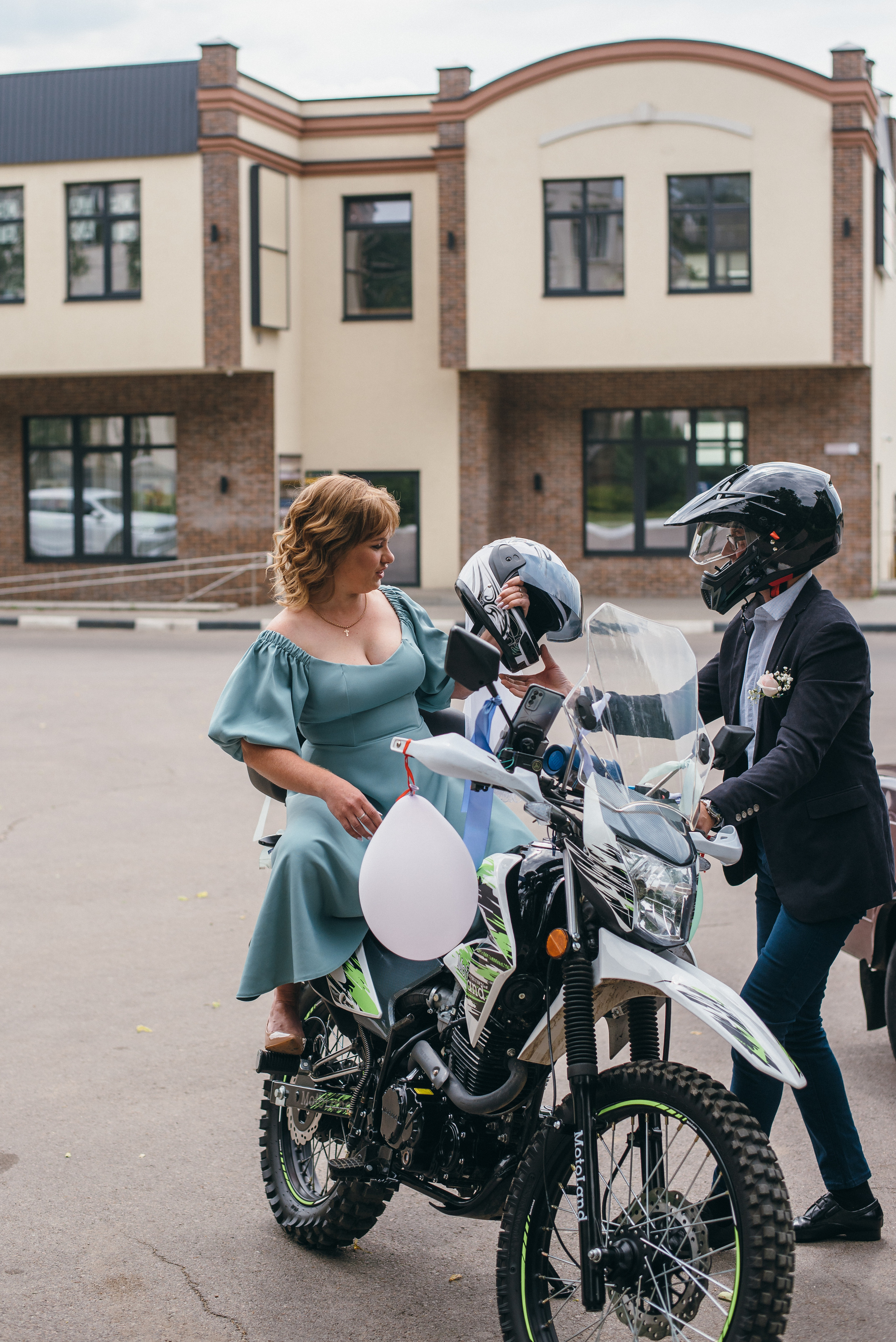 Свадебная прогулка в Рамони. Свадебный фотограф — фотограф на свадьбу в Воронеже — Свадебное фото