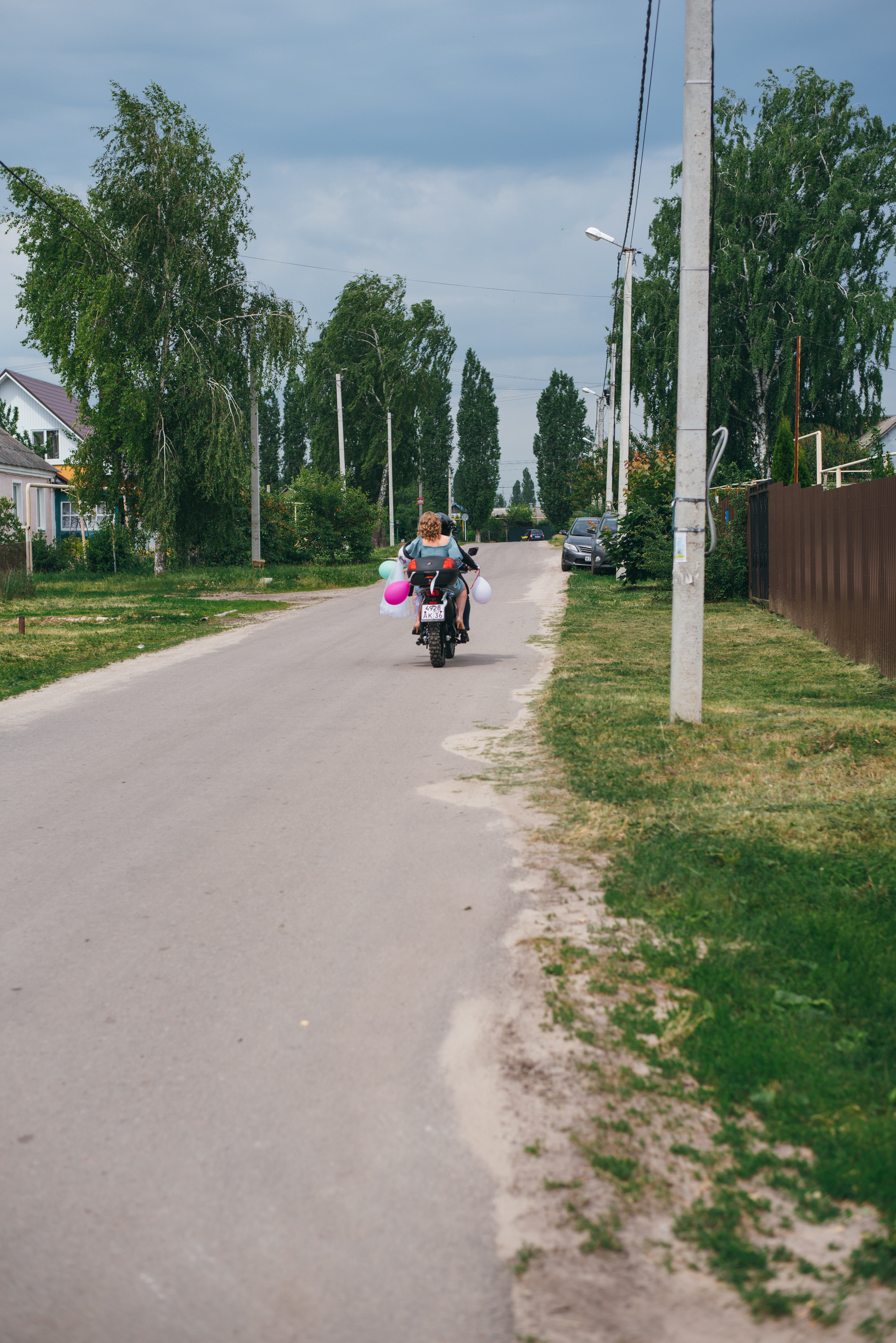 Свадебная прогулка в Рамони. Свадебный фотограф — фотограф на свадьбу в Воронеже — Свадебное фото